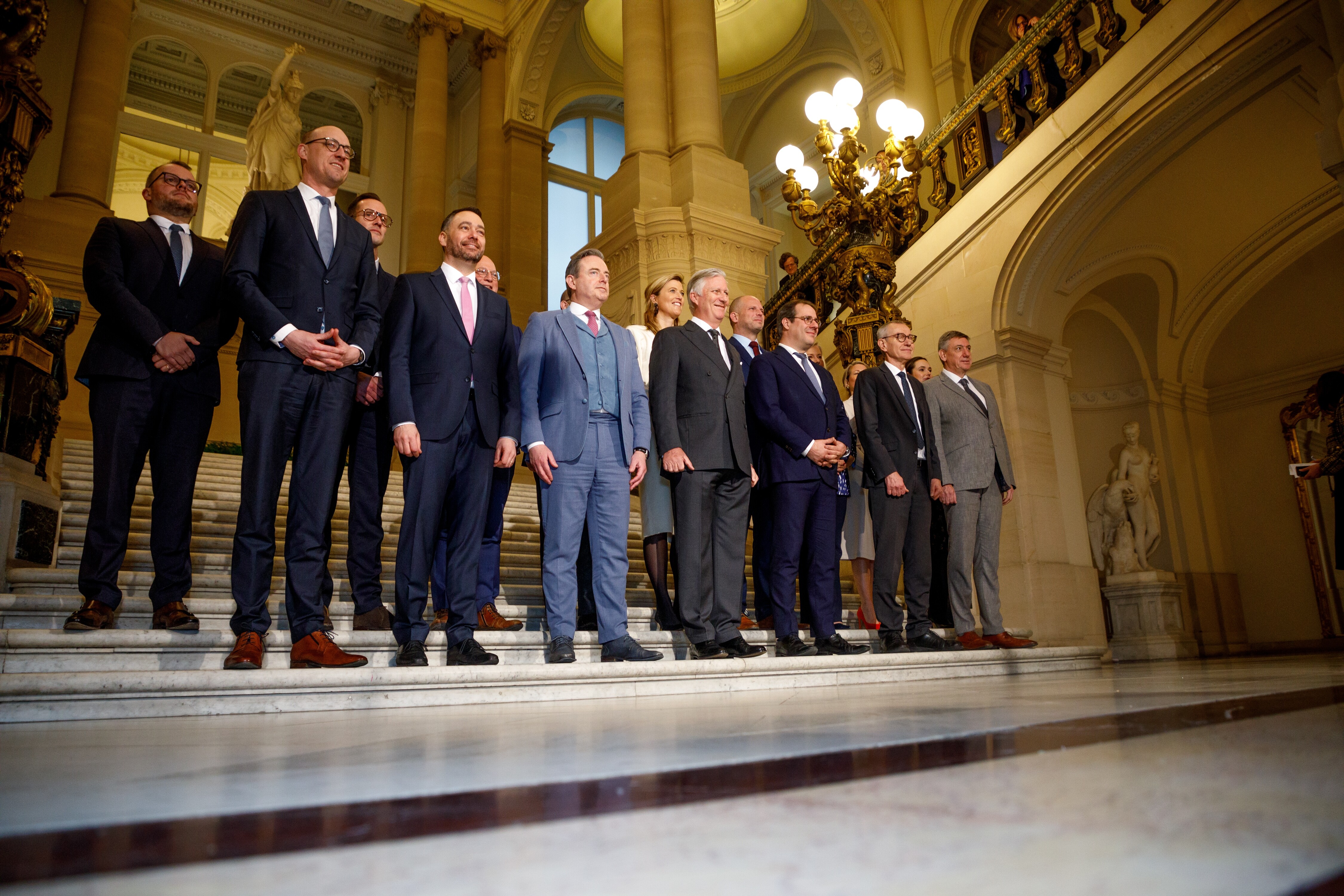 n Belgien ist die sogenannte Arizona-Regierung unter der Führung des flämischen Nationalisten Bart De Wever vereidigt worden. 