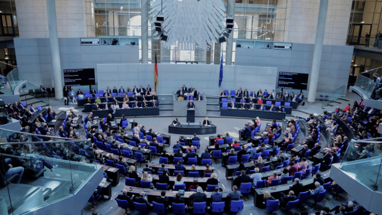 CDU-Parteivorsitzende Friedrich Merz, rechts, spricht während einer Debatte und Abstimmung über die Lockerung der Schuldenregeln und die Änderung des Grundgesetzes im Deutschen Bundestag in Berlin,