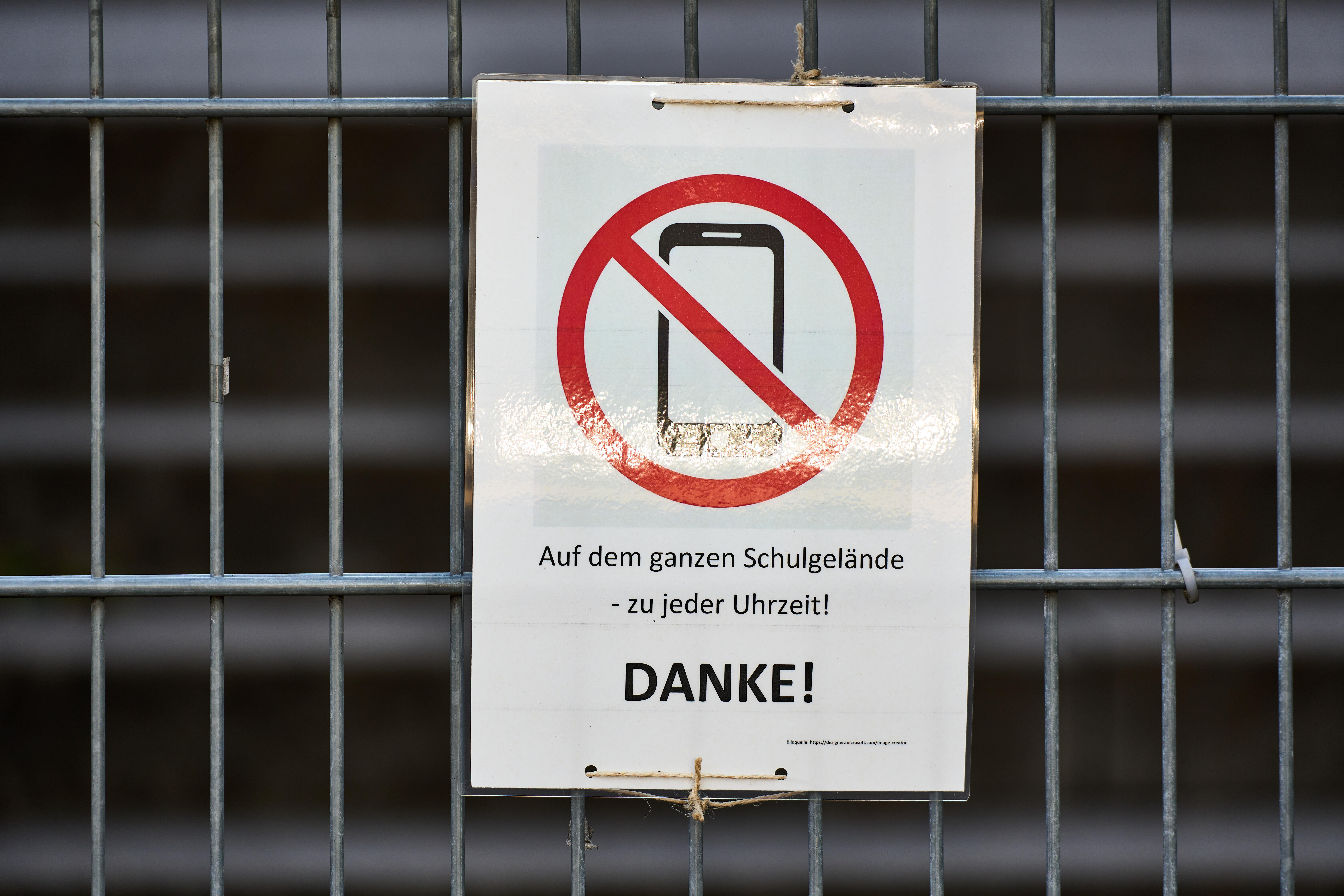 Ein pauschales Handyverbot an Schulen scheint naheliegend, doch ist es wirklich der richtige Weg? 