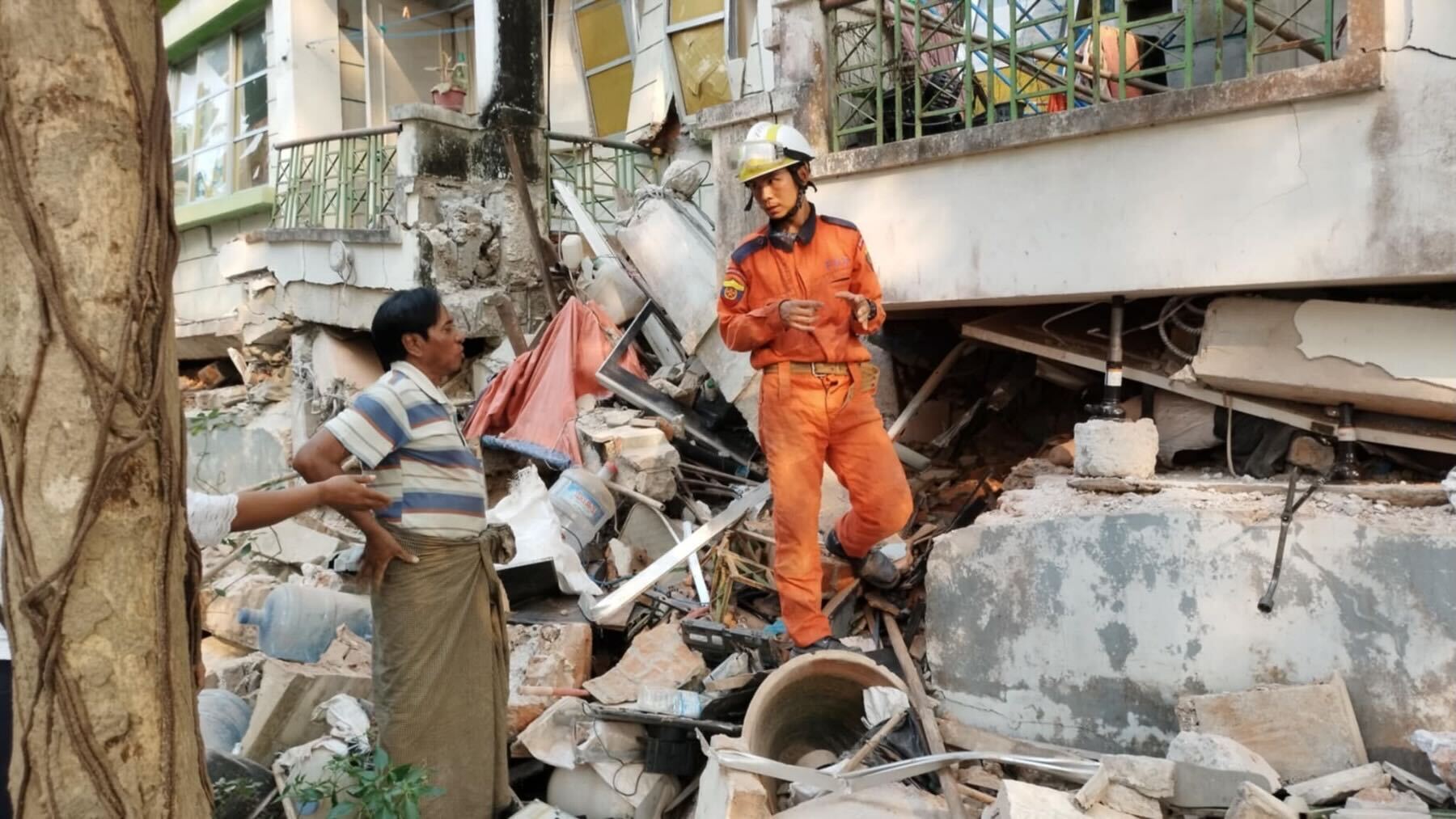 Ein Erdbeben der Stärke 7,7 erschütterte Myanmar und Thailand, über 1.600 Menschen starben.