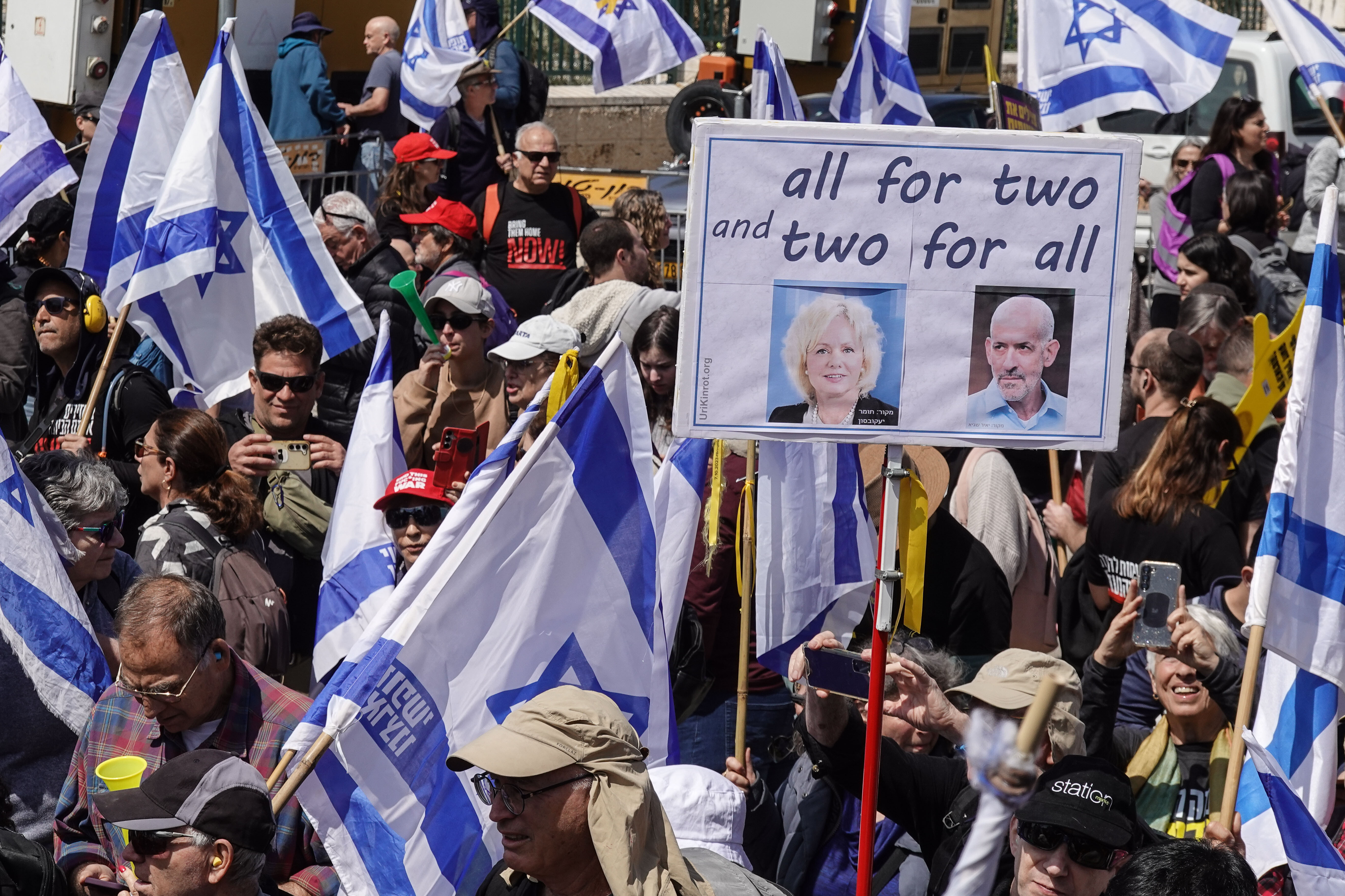 Landesweite Organisationen protestieren in Jerusalem gegen Benjamin Netanjahus Entlassung des Chefs des Shin Bet, Ronen Bar, und den Versuch, den Generalstaatsanwalt Gali Baharav Miara zu entlassen