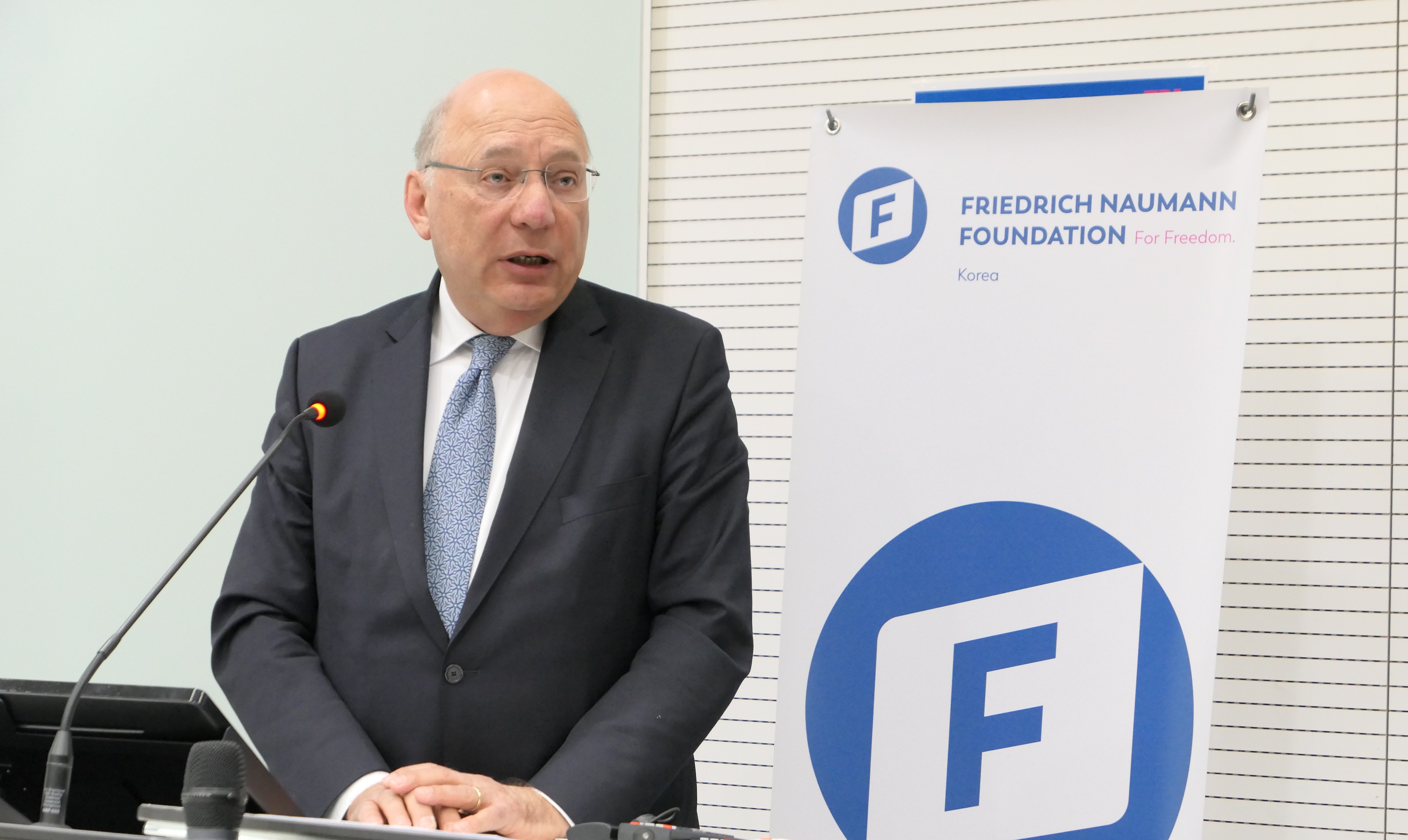 Dr. Klaff delivering his keynote speech