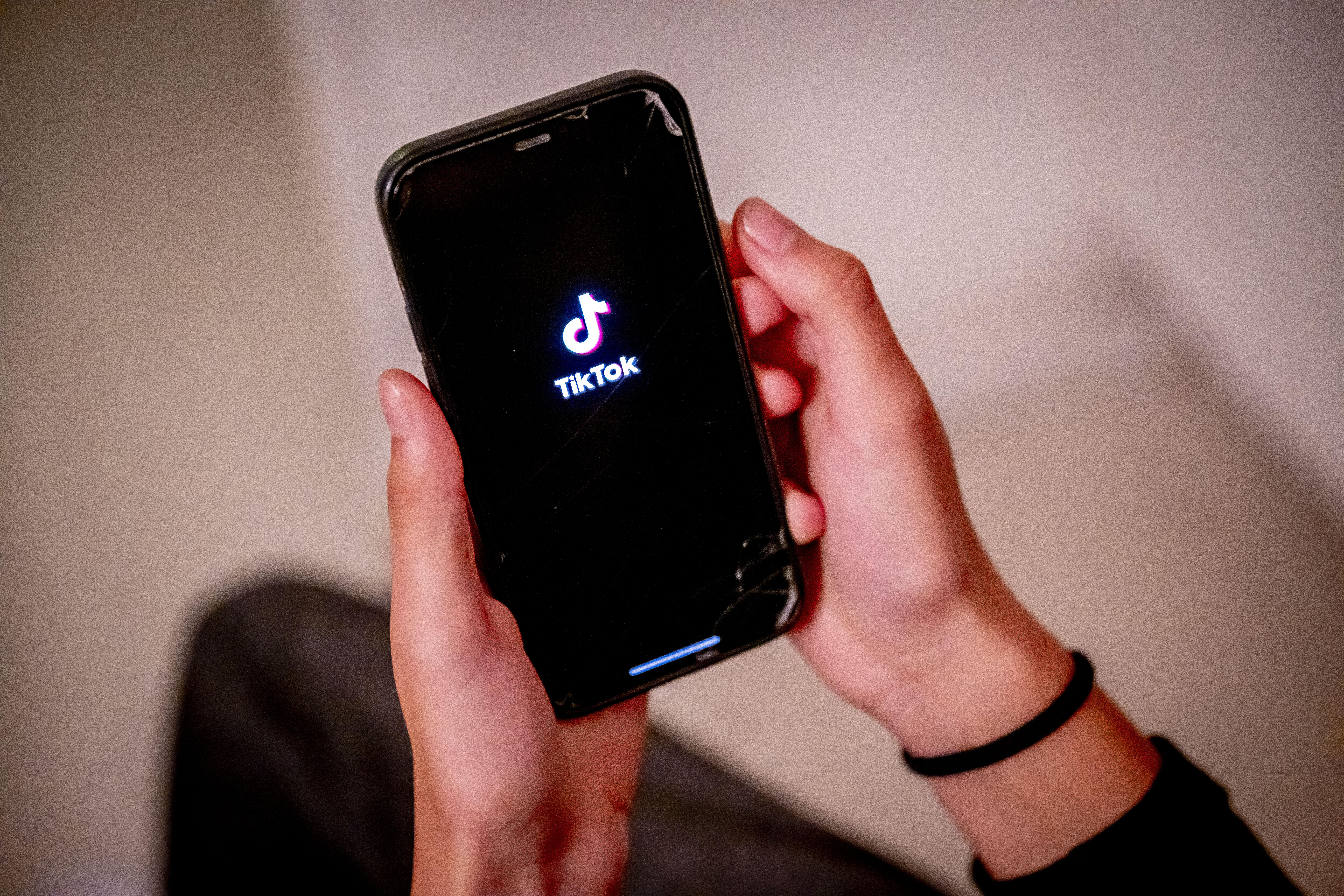 Junge Menschen und Nutzer von TikTok sind für Desinformationsnarrative besonders anfällig.