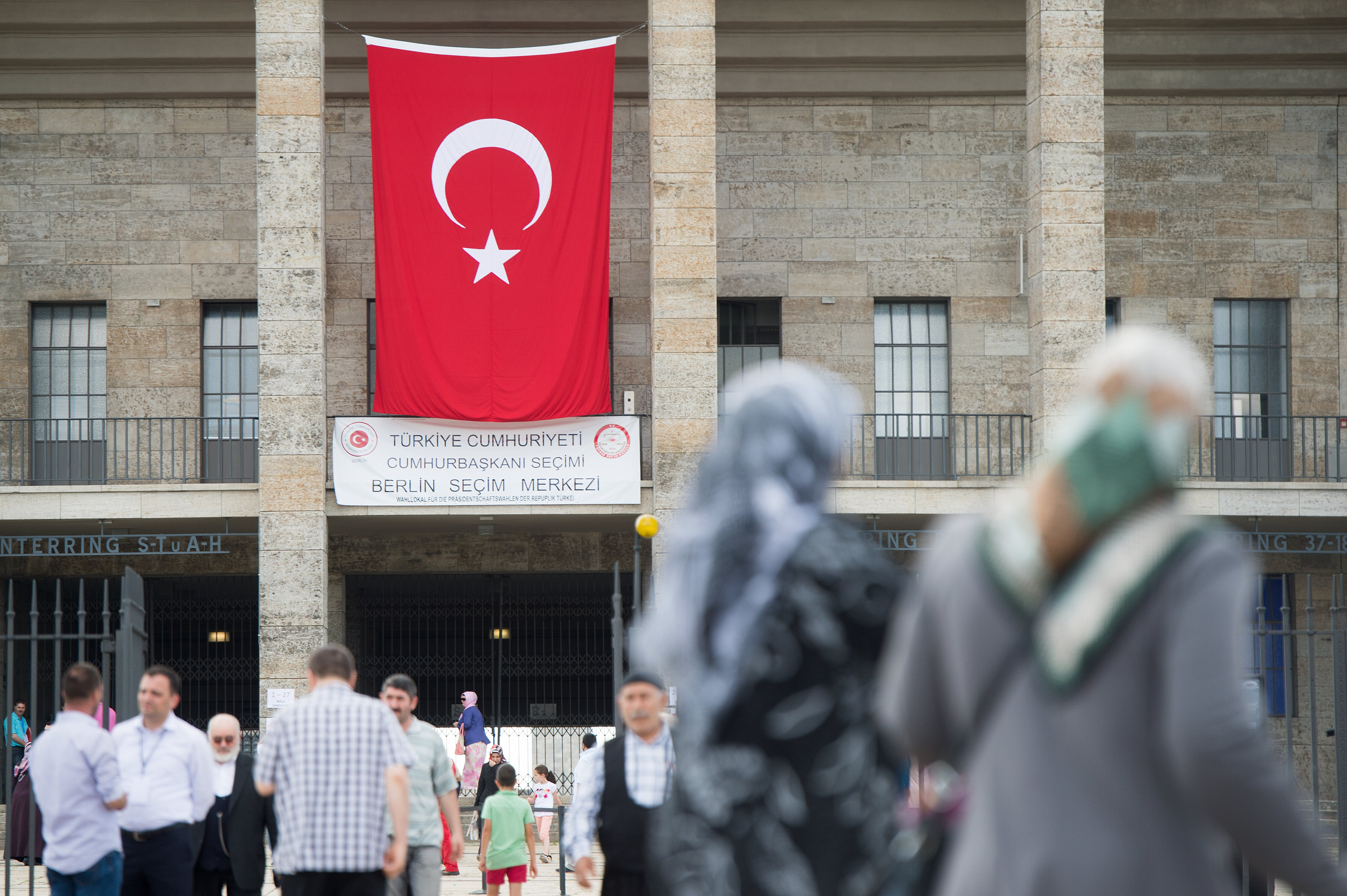Die türkische Diaspora in Deutschland ist aus der Massenmigration aus der Türkei hervorgegangen, ausge-löst von dem bilateralen Anwerbeabkommen zwischen der Bundesrepublik Deutschland und der Türkei (1961). 