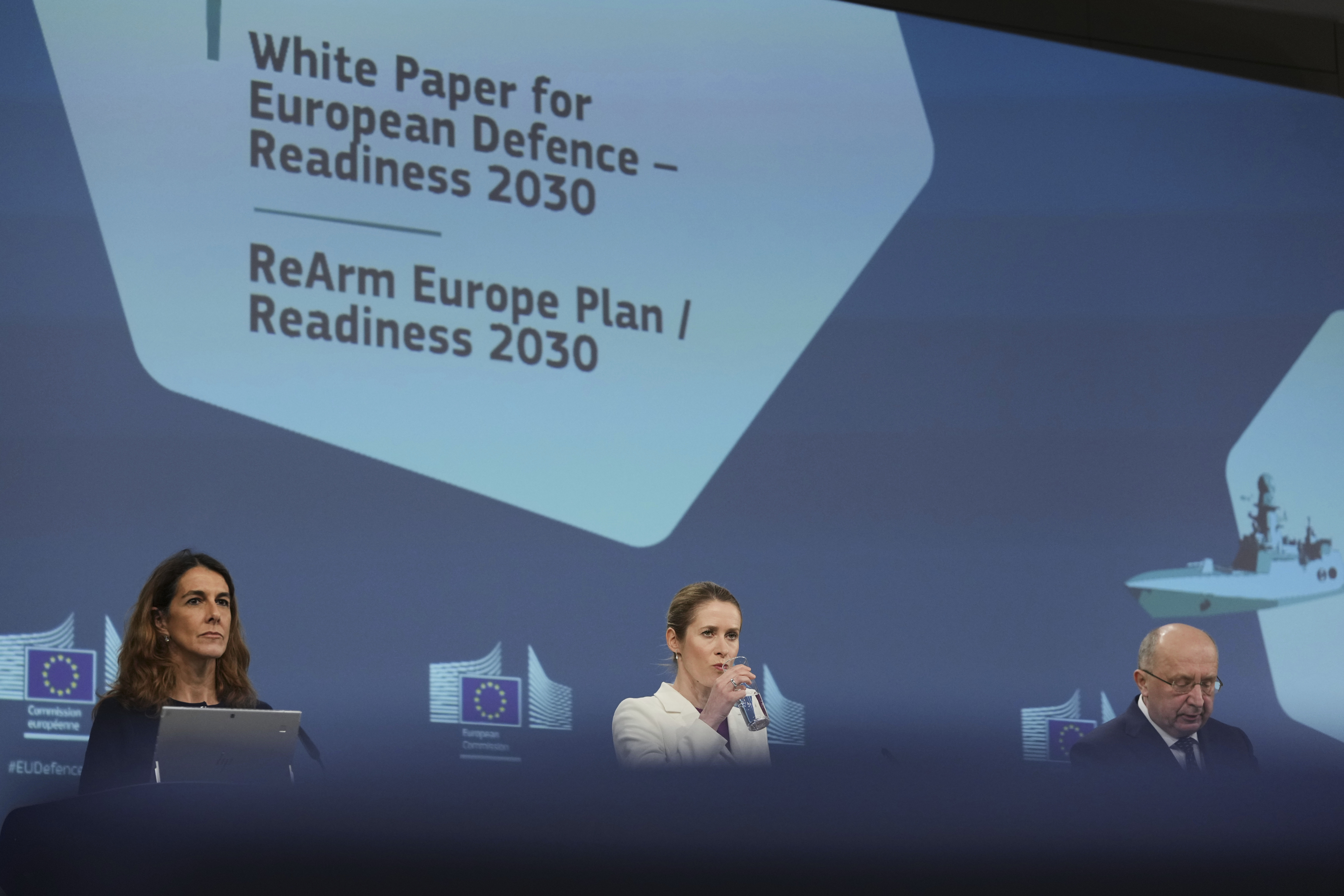 Die Leiterin der Außenpolitik der Europäischen Union, Kaja Kallas (Mitte), und der EU-Kommissar für Verteidigung und Raumfahrt, Andrius Kubilius (rechts), sprechen auf einer Medienkonferenz zum Weißbuch über die Zukunft der europäischen Verteidigung und zum REARM Europe-Plan am EU-Hauptsitz in Brüssel