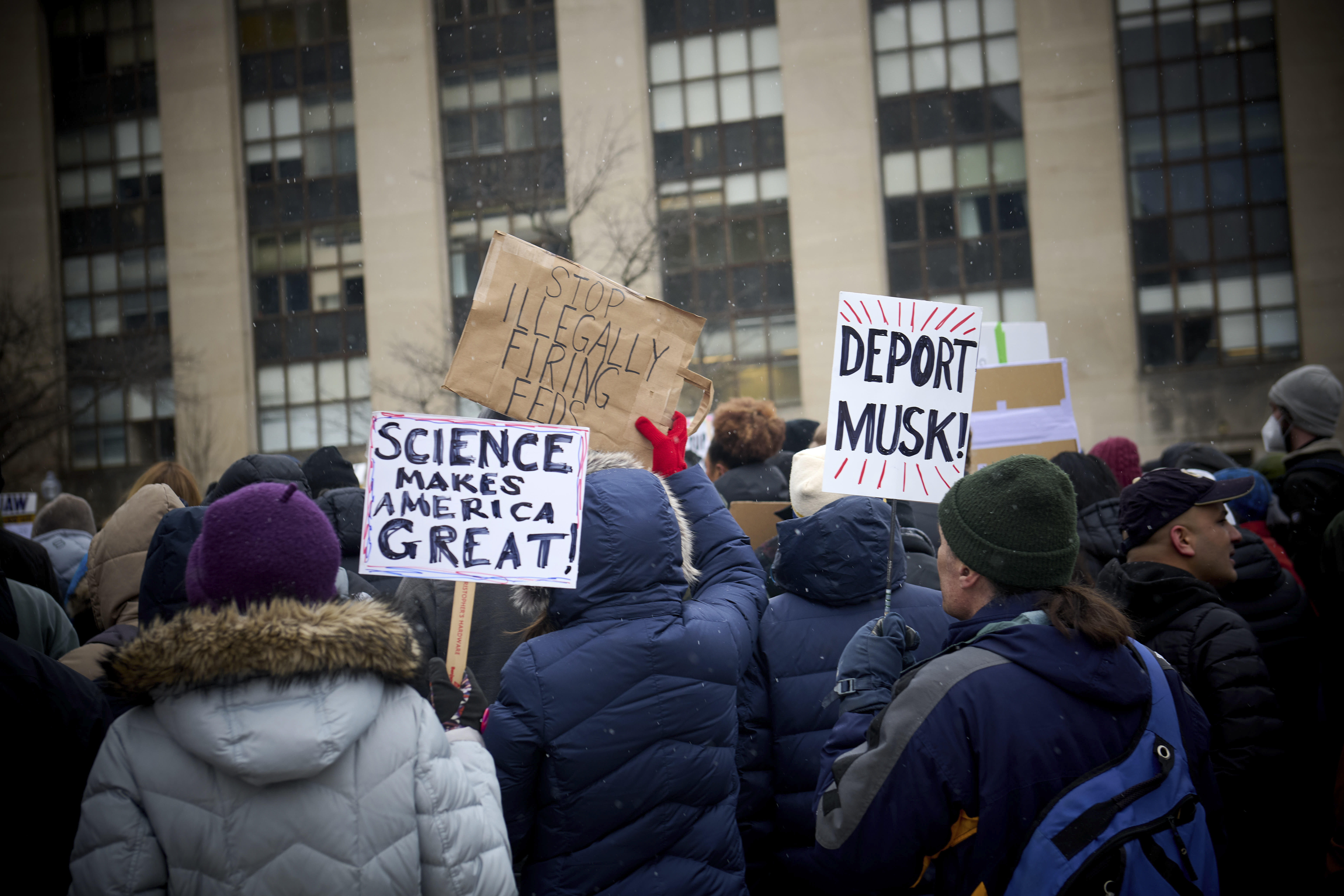 Ehemalige Bundesbedienstete protestieren gegen die Politik der Trump-Regierung vor dem Hubert Humphrey Health and Human Services Building in Washington D.C. 