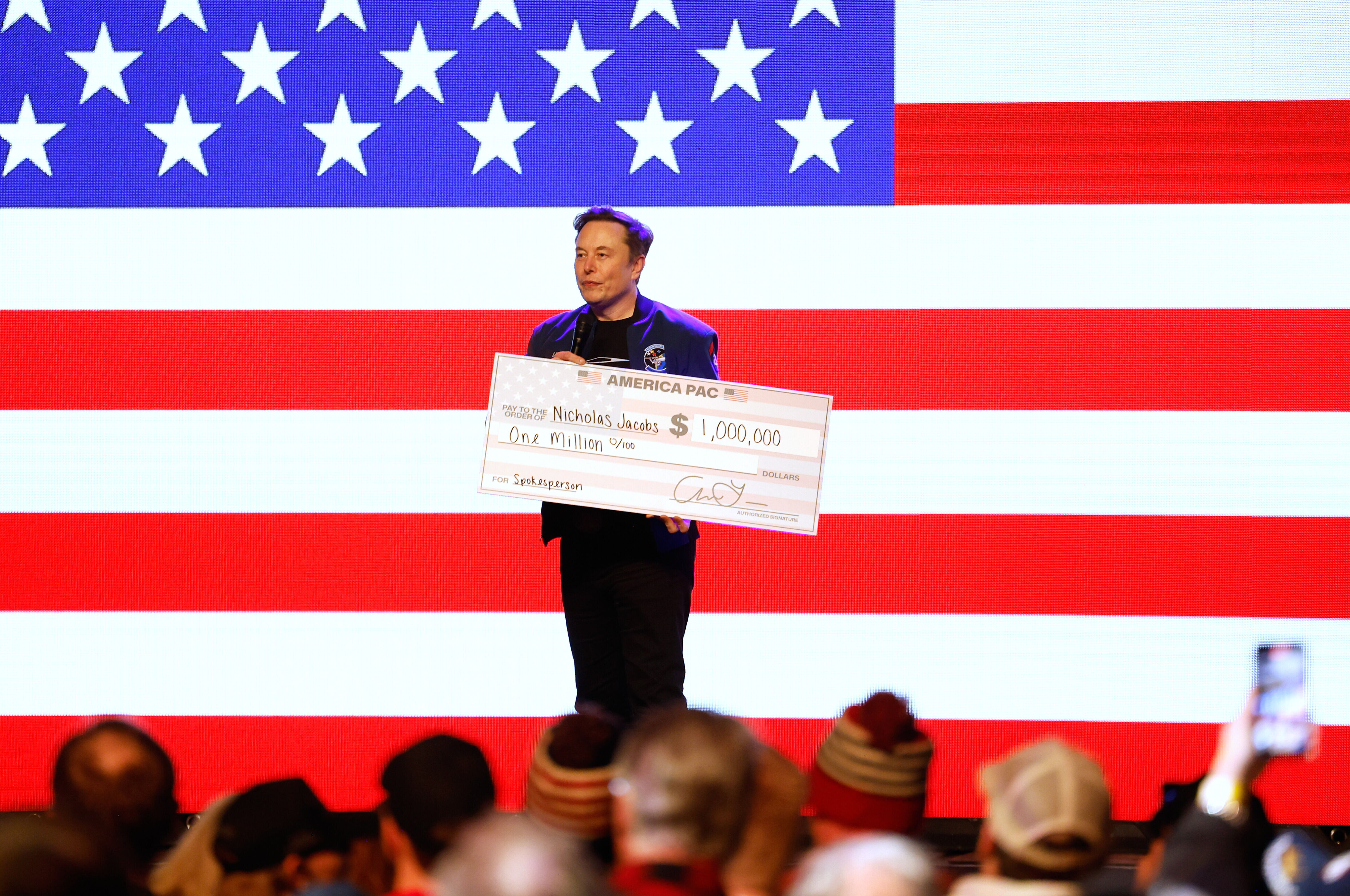 Tech-Milliardär verschenkt eine Million Dollar an Unterstützerin seiner Petition gegen "aktivistische Richter"