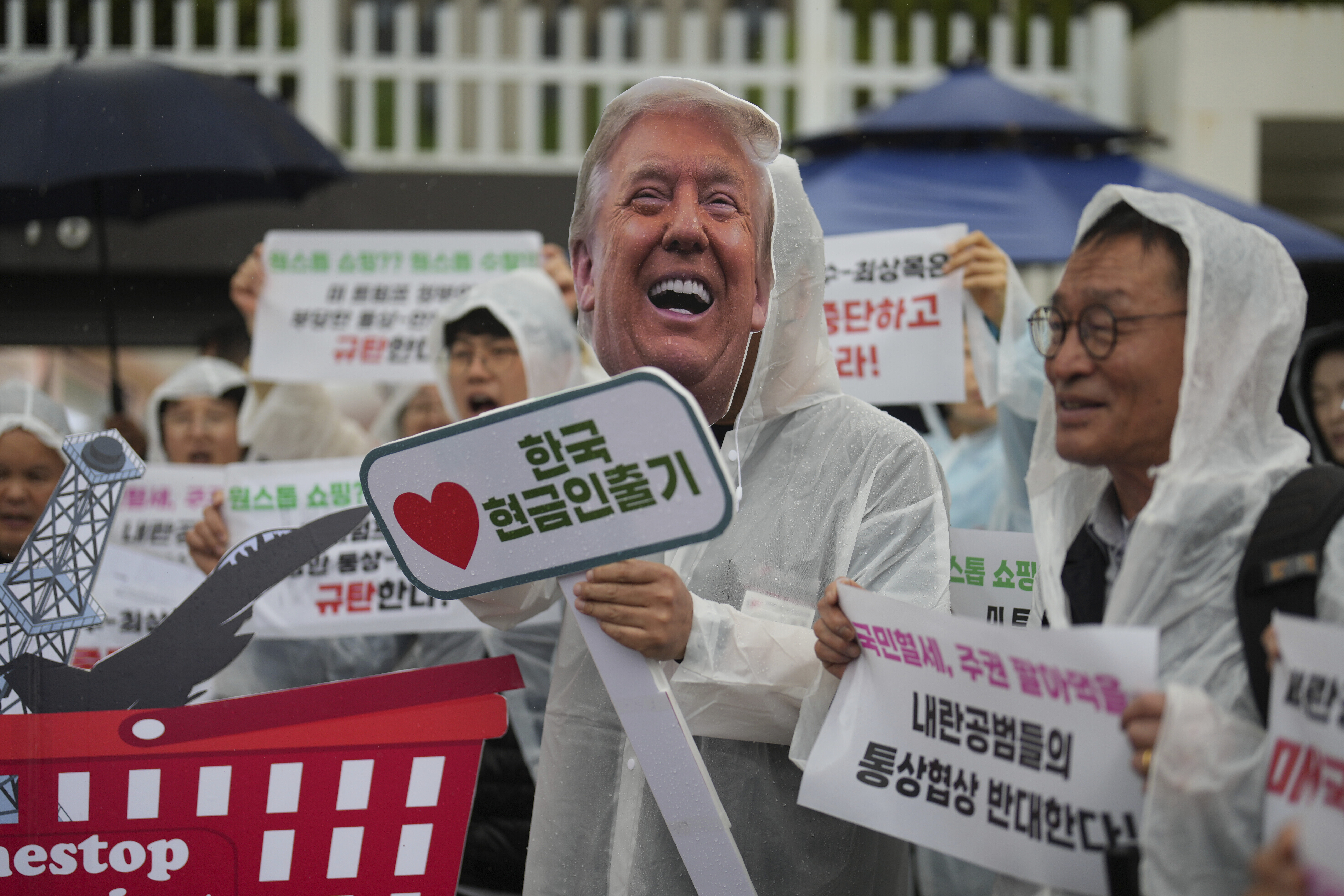 South Korea's government is very accommodating to US President Donald Trump - too much so, according to these demonstrators in Seoul.