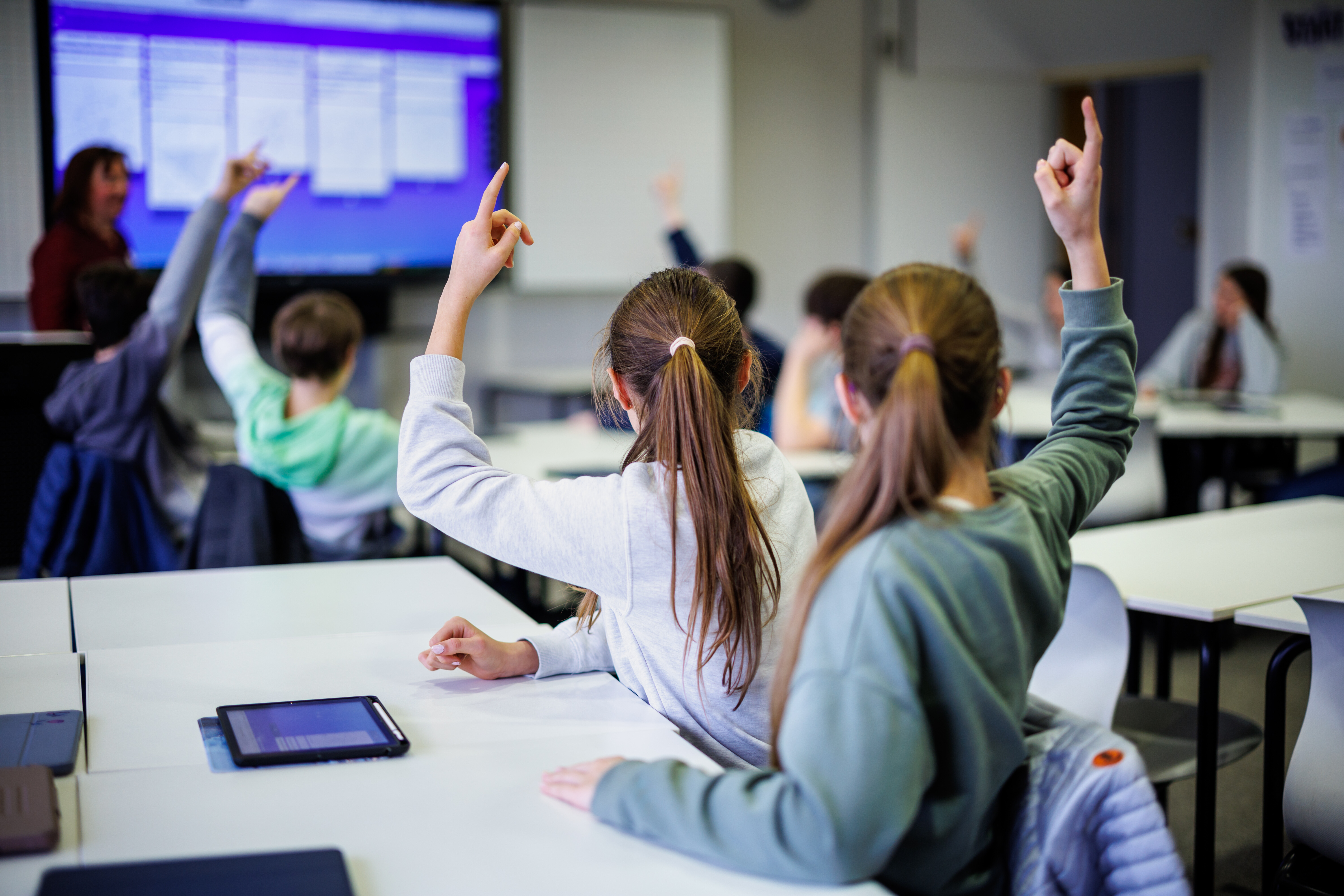 Viele Jugendliche schätzen demokratische Werte, doch ihr Vertrauen in politische Prozesse ist oft gering. Eine Studie zeigt, dass Schulen mehr zeitgemäße und digitale Beteiligungsmöglichkeiten bieten sollten.