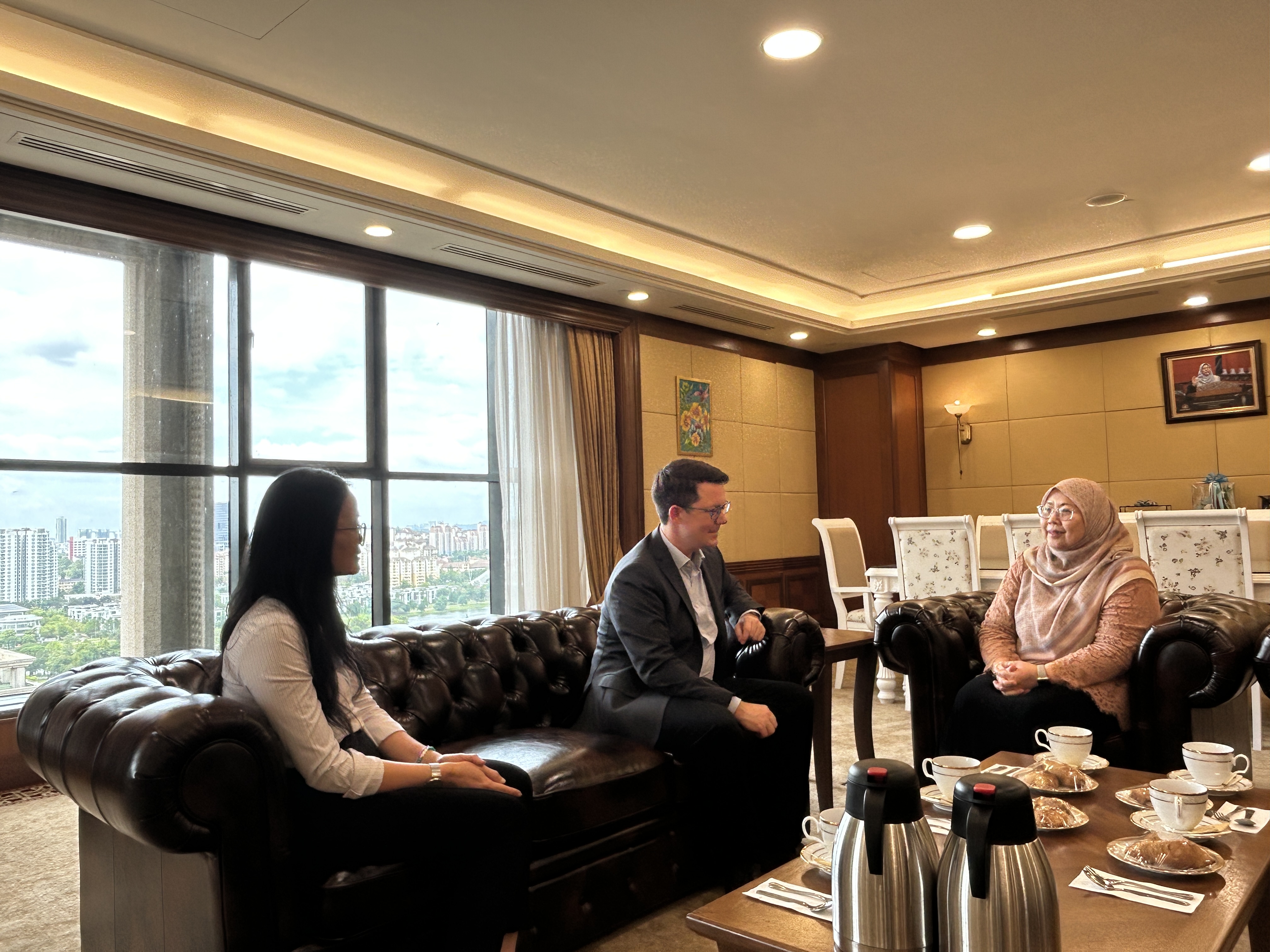 Courtesy Meeting between FNF Malaysia, represented by Dr. Stefan Diederich (Project Director FNF Malaysia) and Vera Jassini (Program Manager FNF Malaysia), and H.E. Fuziah Salleh (Secretary-General of Parti Keadilan Rakyat (PKR)).