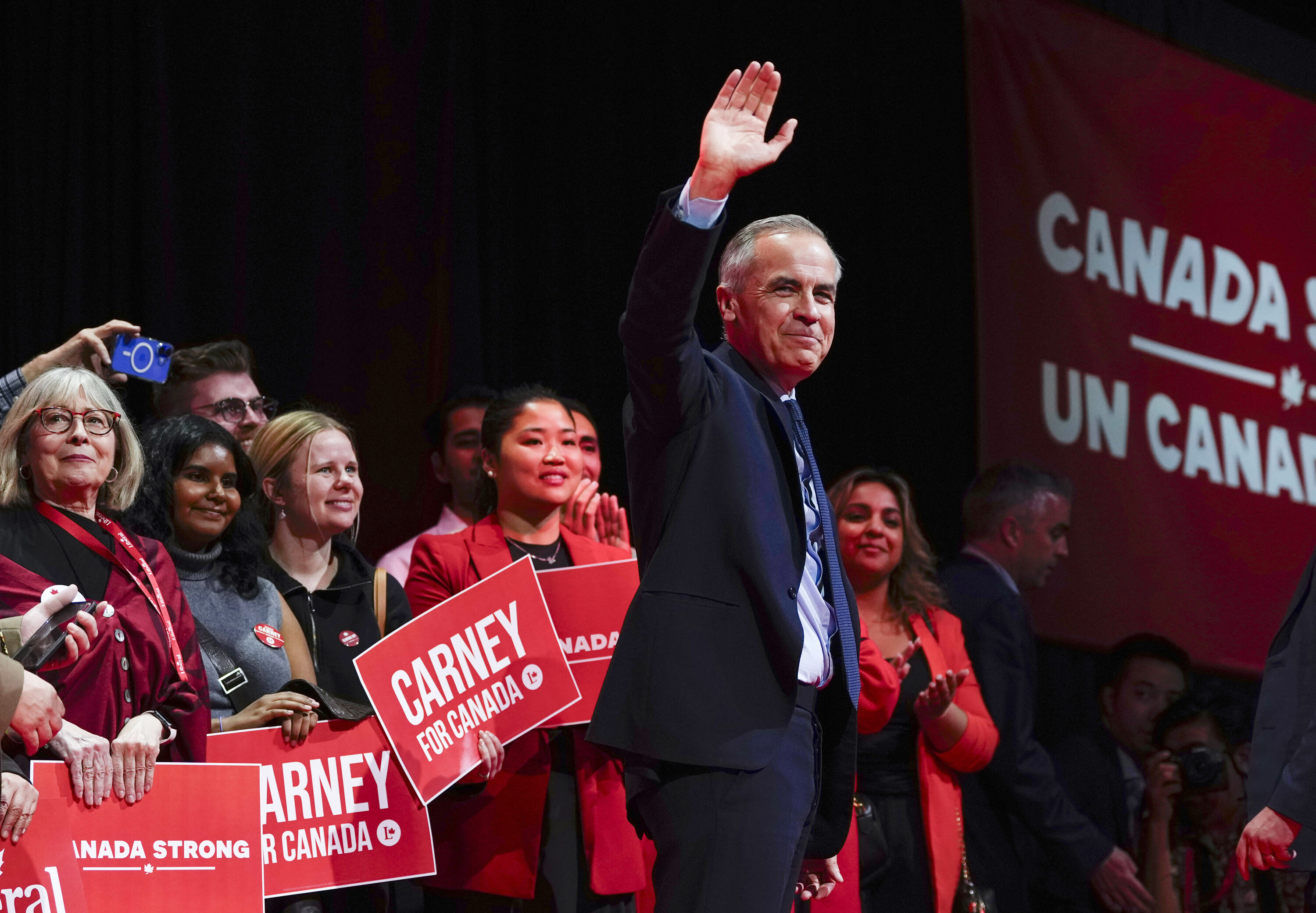 Der kanadische Premierminister Mark Carney winkt nach seiner Rede in seinem Wahlkampfhauptquartier, nachdem die Liberale Partei die kanadischen Wahlen in Ottawa gewonnen hatte.