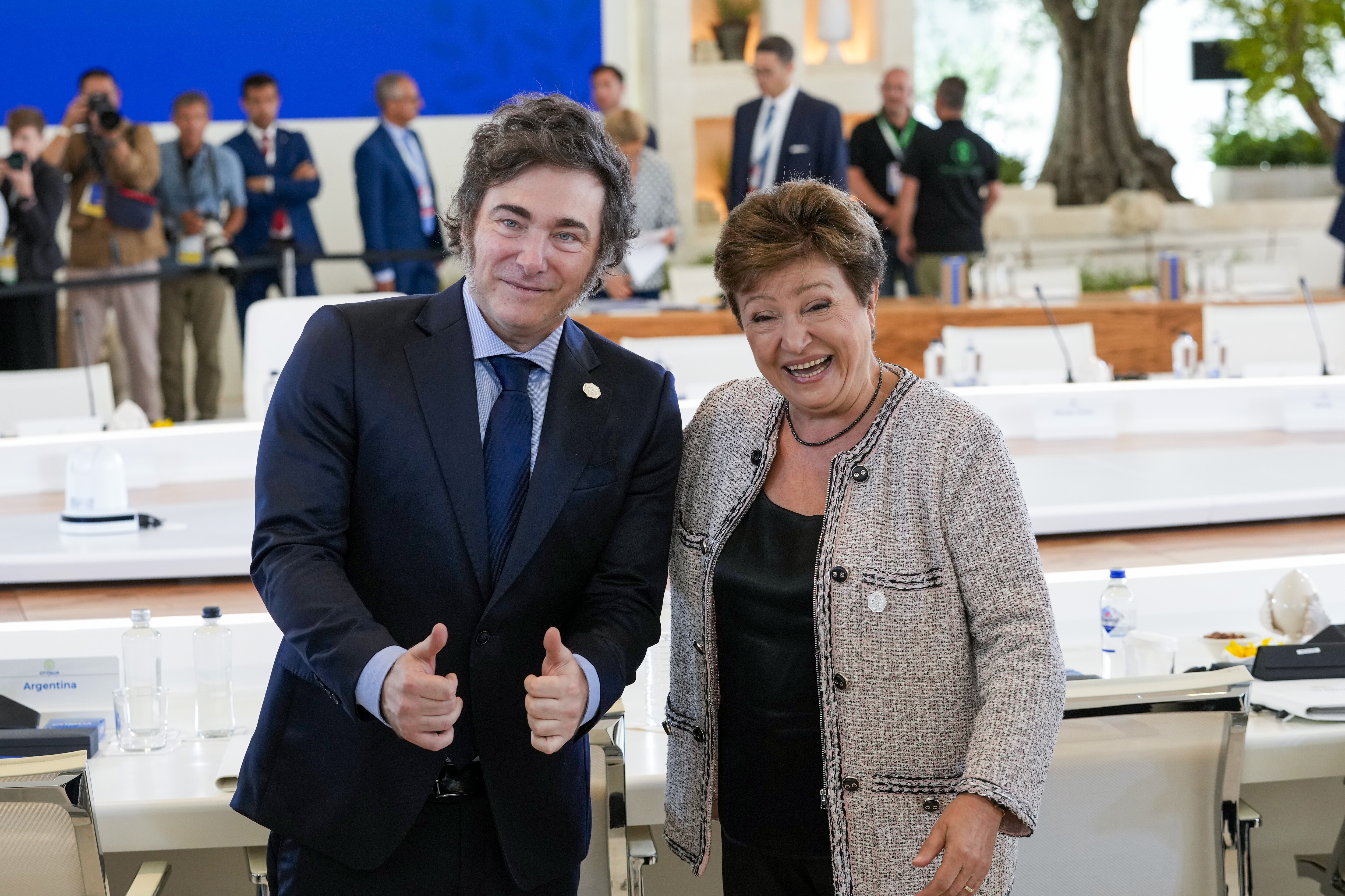 Argentiniens Präsident Milei mit der Geschäftsführerin des Internationalen Währungsfonds Kristalina Georgieva
