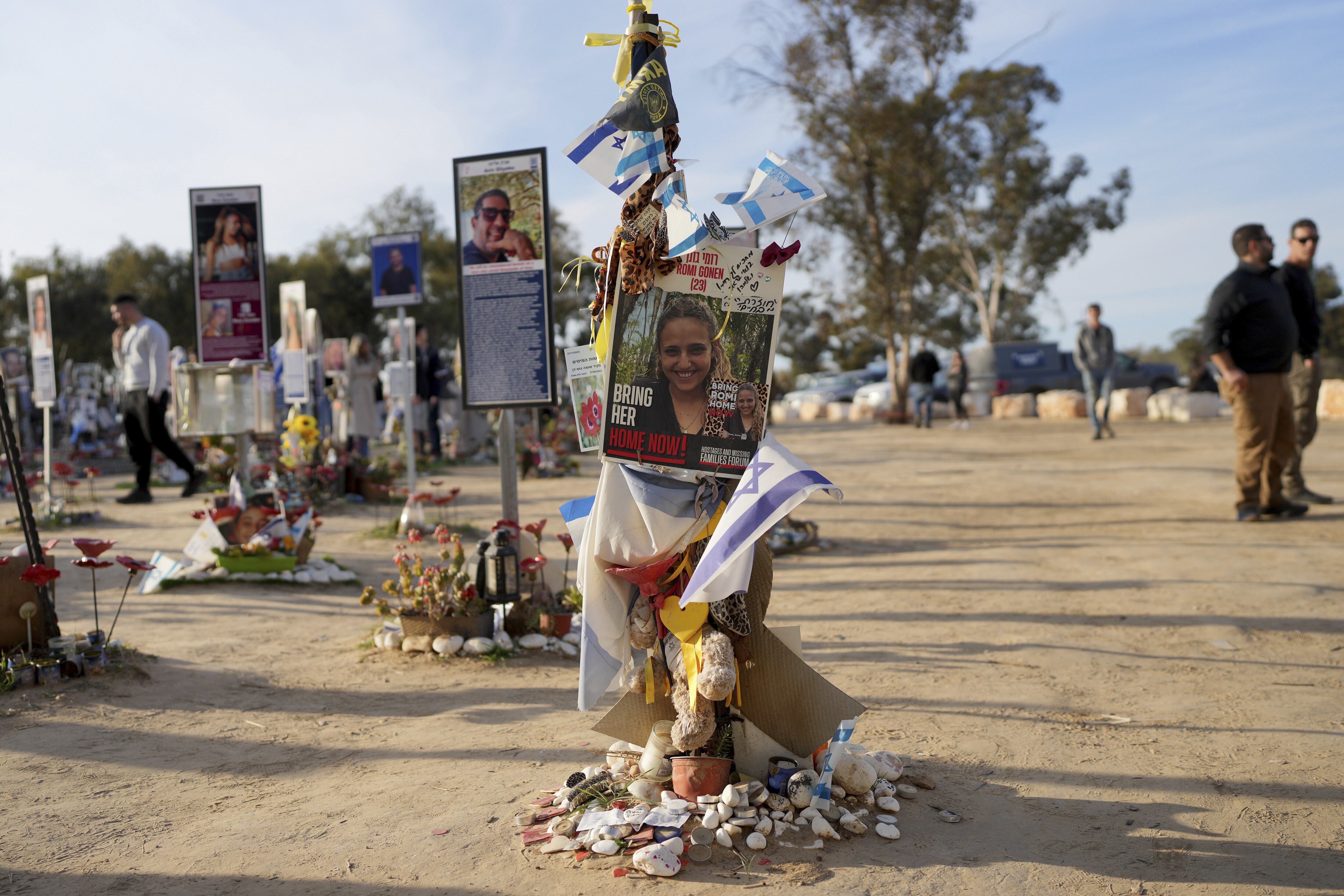 Ein Foto zeigt die israelische Geisel Romi Gonen auf dem Gelände des Nova-Musikfestivals im Süden Israels nahe der Grenze zum Gazastreifen, bei dem Hunderte von Feiernden von der Hamas getötet oder entführt wurden, 