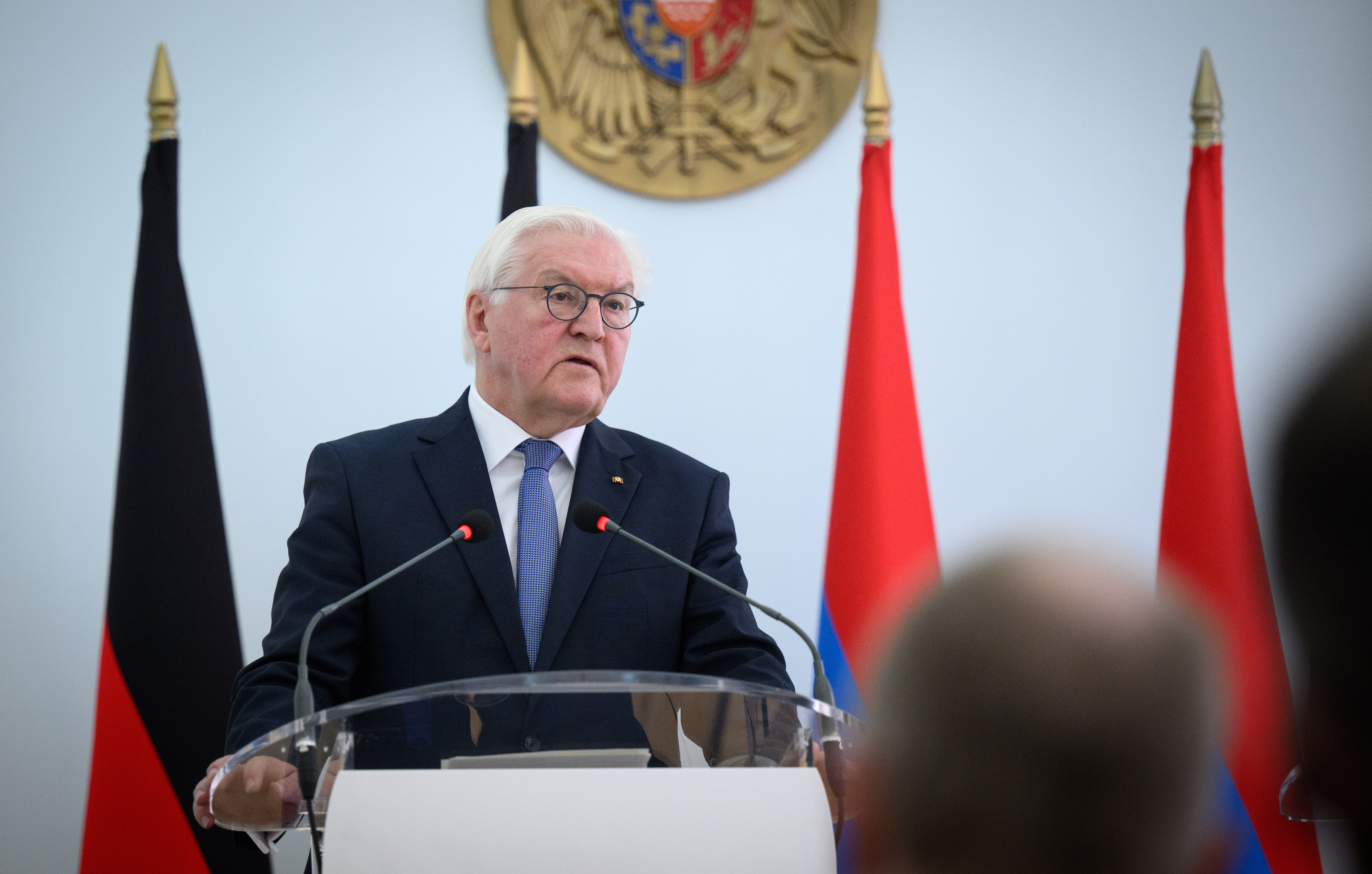 Bundespräsident Frank-Walter Steinmeier äußert sich bei einer Pressekonferenz mit dem Präsidenten von Armenien, Chatschaturjan, nach ihrem Gespräch im Amtssitz des Präsidenten. 