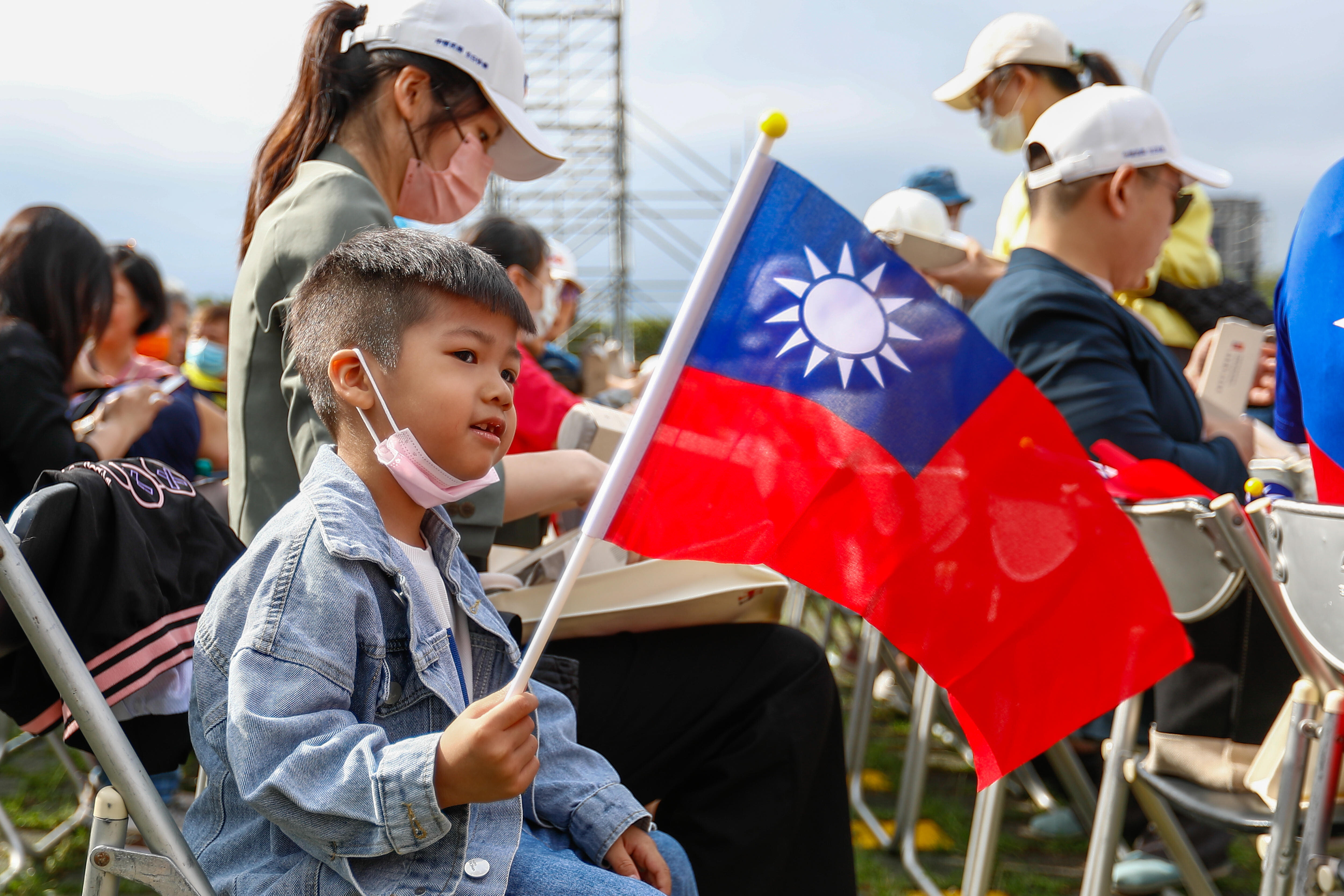 Ein Kind hält eine taiwanesische Flagge während der Feierlichkeiten zum taiwanesischen Nationalfeiertag in Taipeh, Taiwan