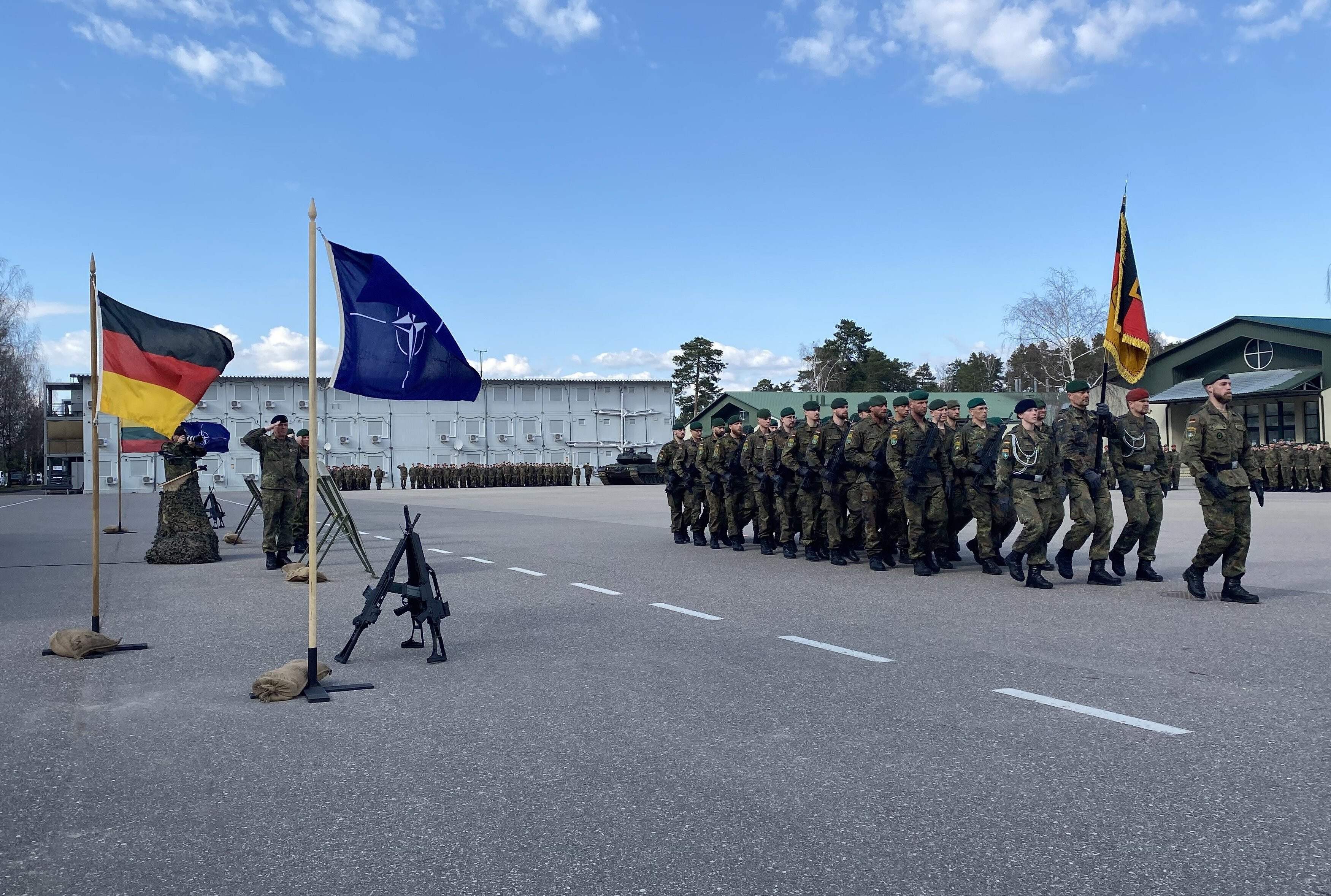 Mit einem formellen Appell ist in Litauen die Bundeswehr-Brigade zum verstärkten Schutz der Nato-Ostflanke in Dienst gestellt worden. Bei einem militärischen Antreten in Vilnius ging der bisherige Aufstellungsstab in den regulären Stab des Kampfverbandes über. 