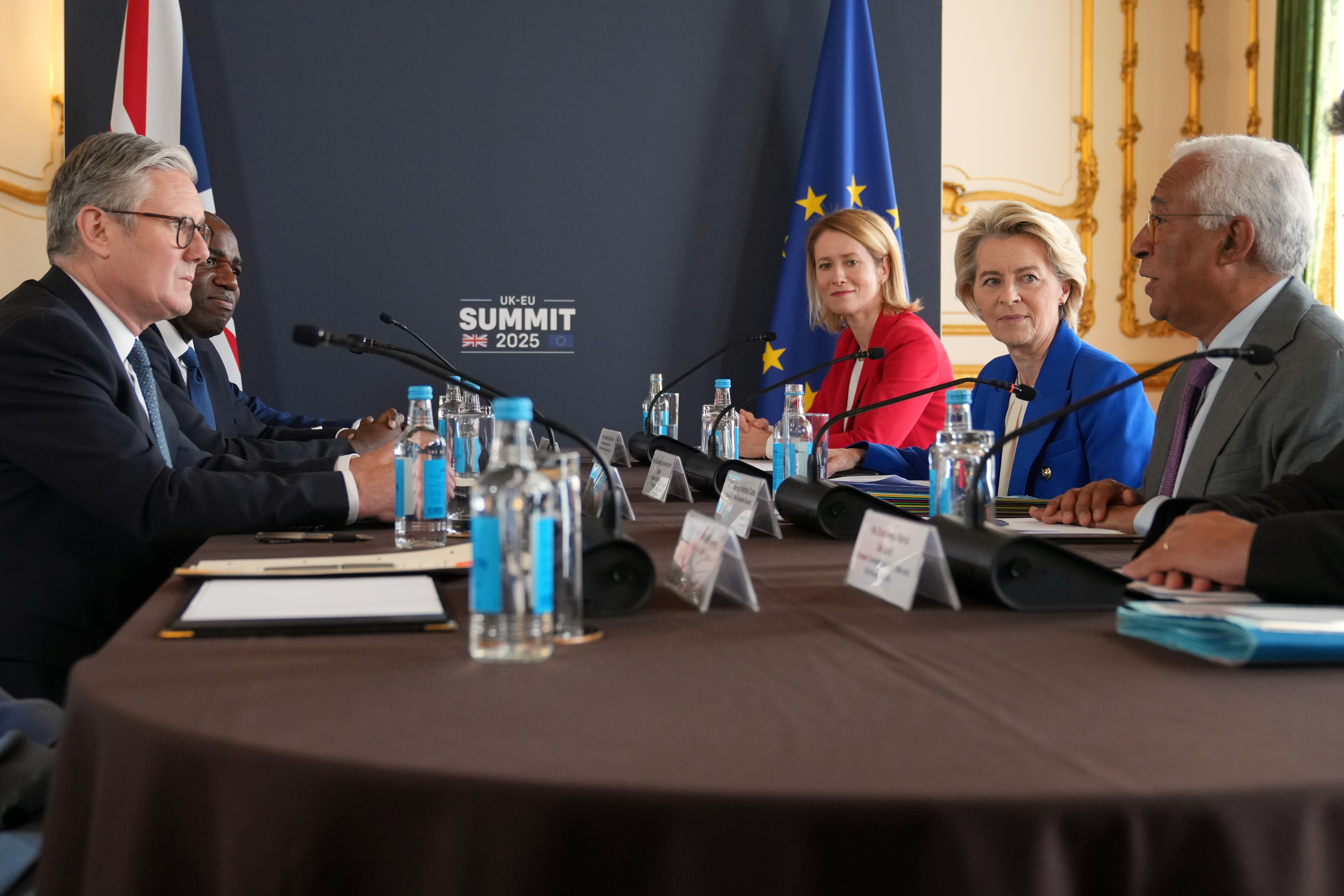 UK-EU-Gipfel. (v.l.n.r.) Premierminister Sir Keir Starmer und Außenminister David Lammy sprechen mit der Hohen Vertreterin der Europäischen Union für Außen- und Sicherheitspolitik, Kaja Kallas, der Präsidentin der Europäischen Kommission, Ursula von der Leyen, und dem Präsidenten des Europäischen Rates, Antonio Costa, während eines Treffens auf dem EU-Britannien-Gipfel im Lancaster House.