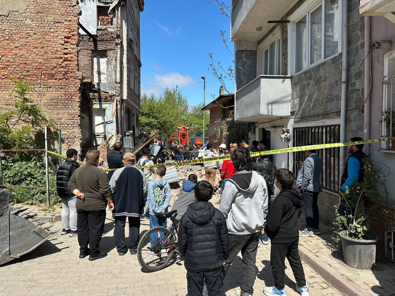 Ein verlassenes Gebäude im Stadtteil Fatih stürzt teilweise ein, nachdem ein Erdbeben der Stärke 6,2 Istanbul (Türkei) am 23. April 2025 erschüttert hat.