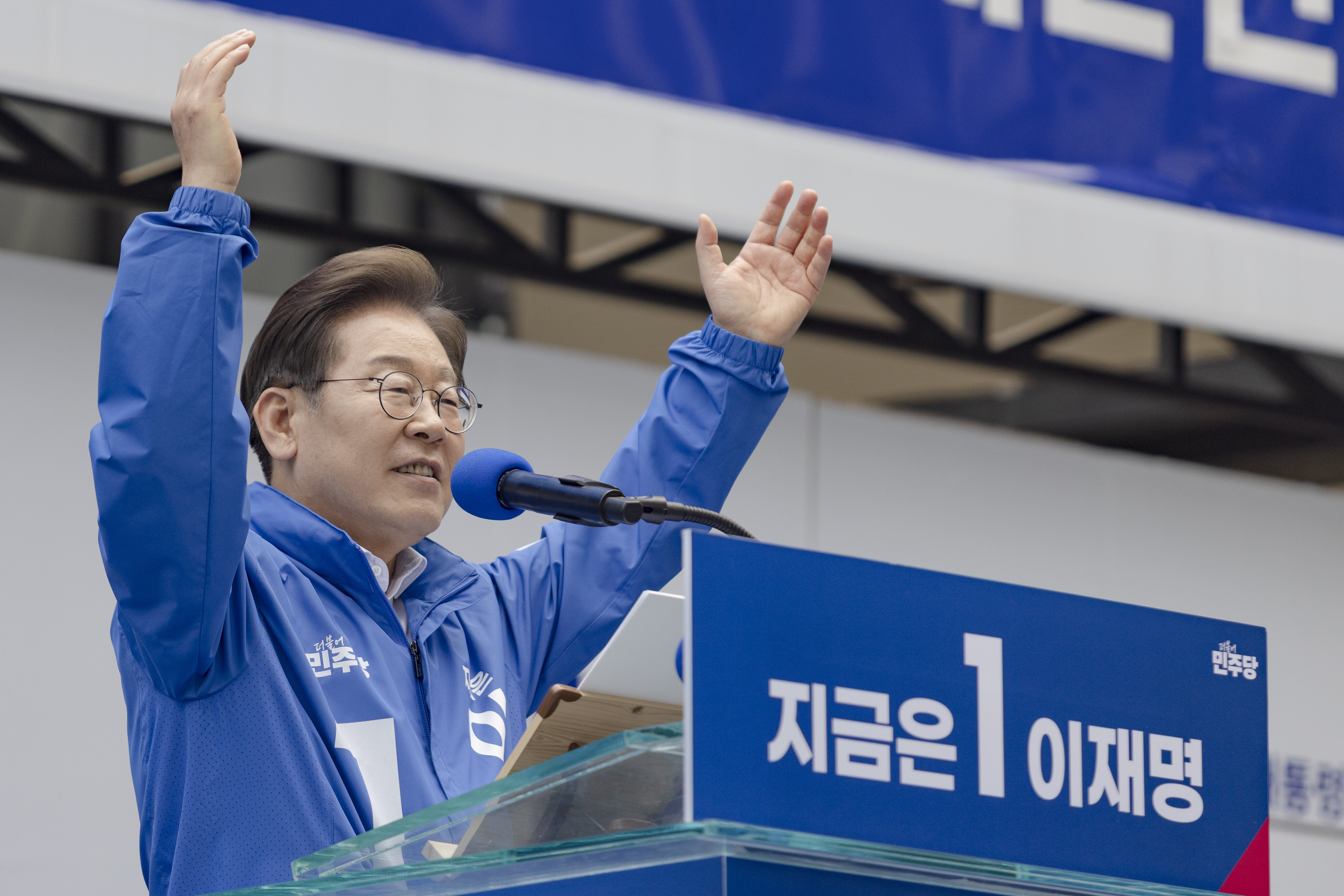 Lee Jae-myung, der Präsidentschaftskandidat der Demokratischen Partei Koreas, wirbt bei einer Wahlkampfveranstaltung auf dem Yongsan Station Plaza in Seoul, Südkorea, um die Unterstützung der Öffentlichkeit