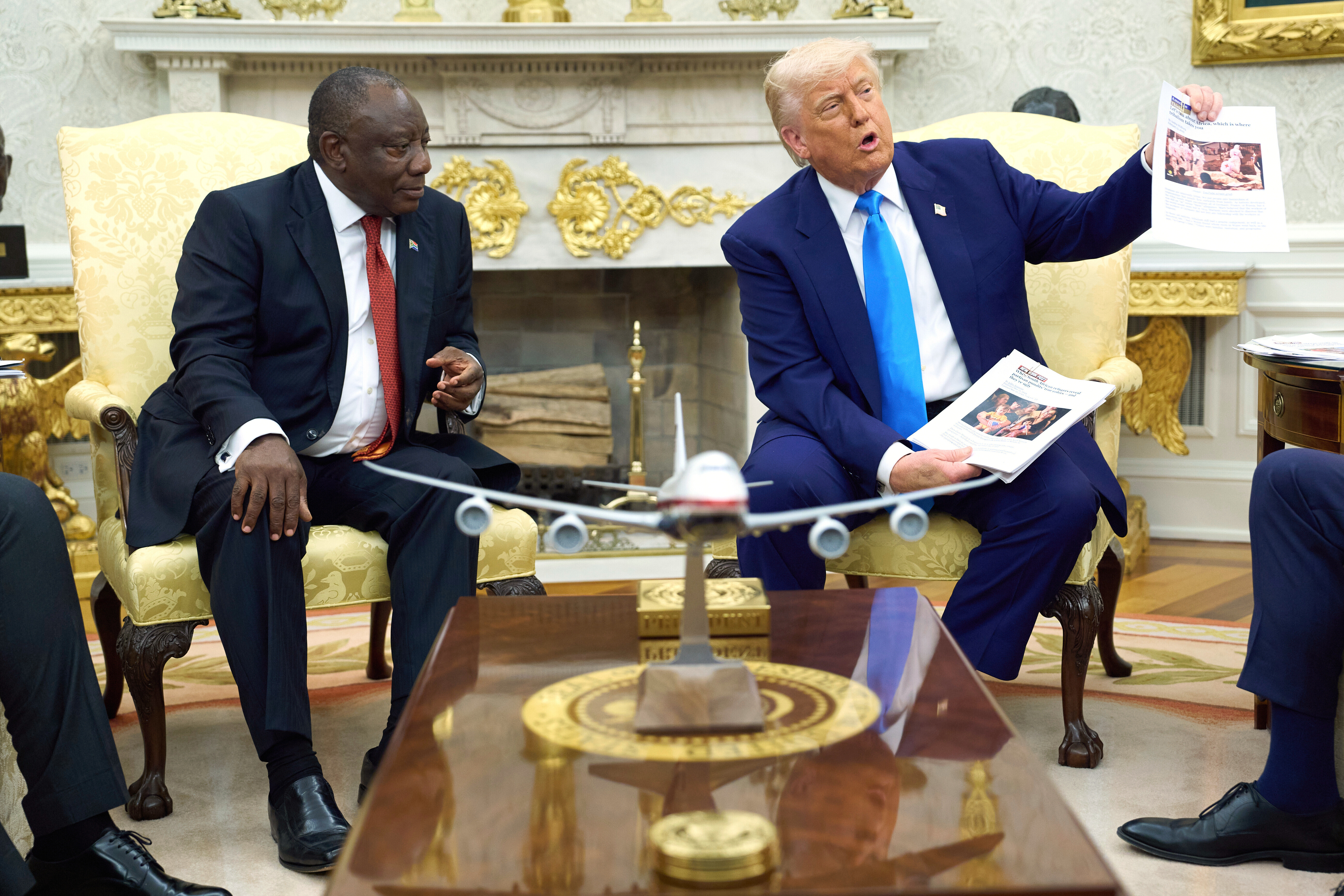 US-Präsident Donald Trump stellt Südafrikas Präsident Cyril Ramaphosa im Oval Office bloß und konfrontiert ihn mit unbegründeten Vorwürfen eines Völkermords.