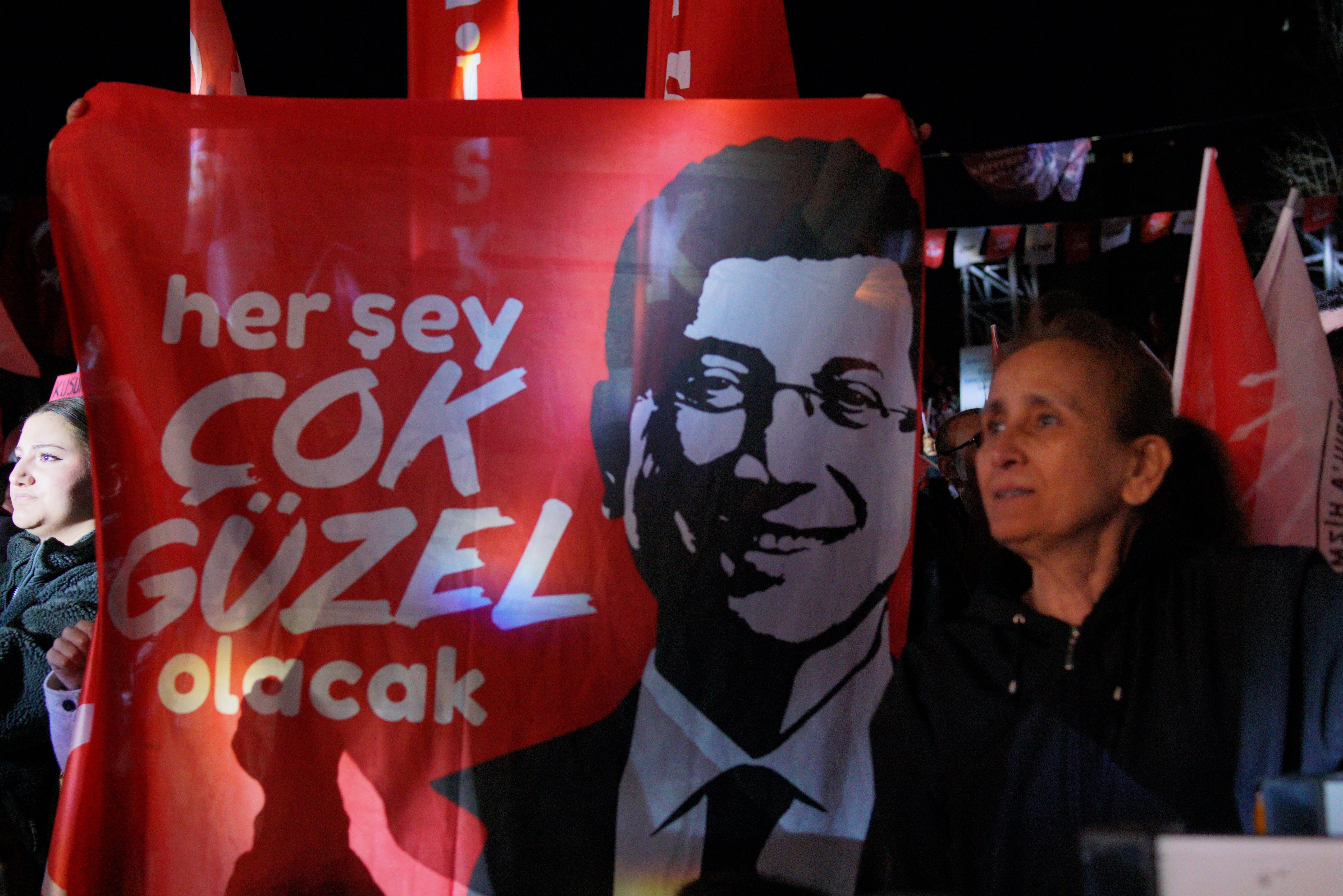  Eine Person hält ein Plakat mit dem Bild des Istanbuler Bürgermeisters Ekrem Imamoglu während einer Protestkundgebung 