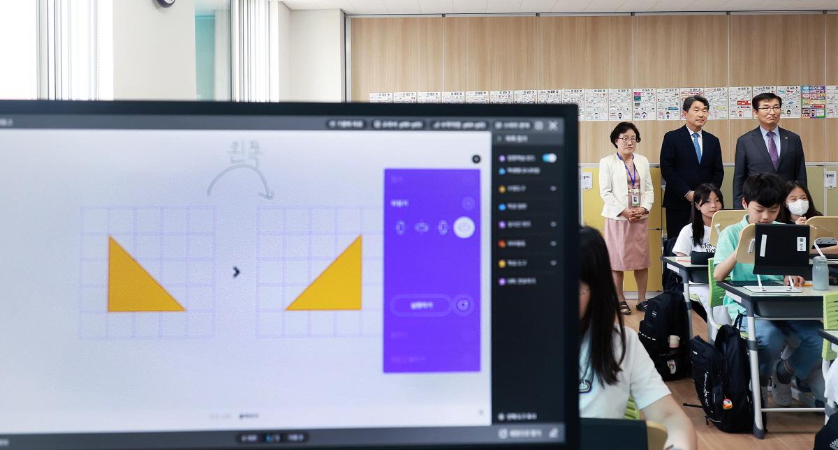 South Korea’s Minister of Education visits an elementary school to observe a class using AI-based digital textbooks.