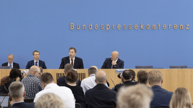 Finanzminister Lars Klingbeil stellt den Entwurf des Bundeshaushalts 2025 und Eckwerte f_r den Entwurf des Bundeshaushalts 2026 in der Bundespressekonferenz vor. 