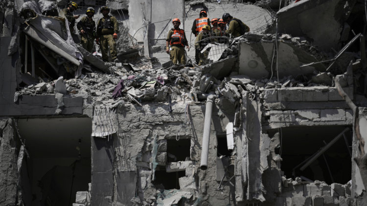 Israelische Soldaten arbeiten an dem Ort, der von einem iranischen Raketenangriff getroffen wurde, bei dem mehrere Menschen ums Leben kamen (24.06.2025). 