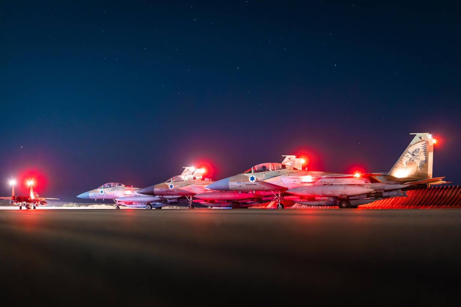 Das von den Israelischen Verteidigungsstreitkräften (IDF) veröffentlichte Foto zeigt Kampfjets der israelischen Luftwaffe, die vor den Angriffen in Teheran starten. 