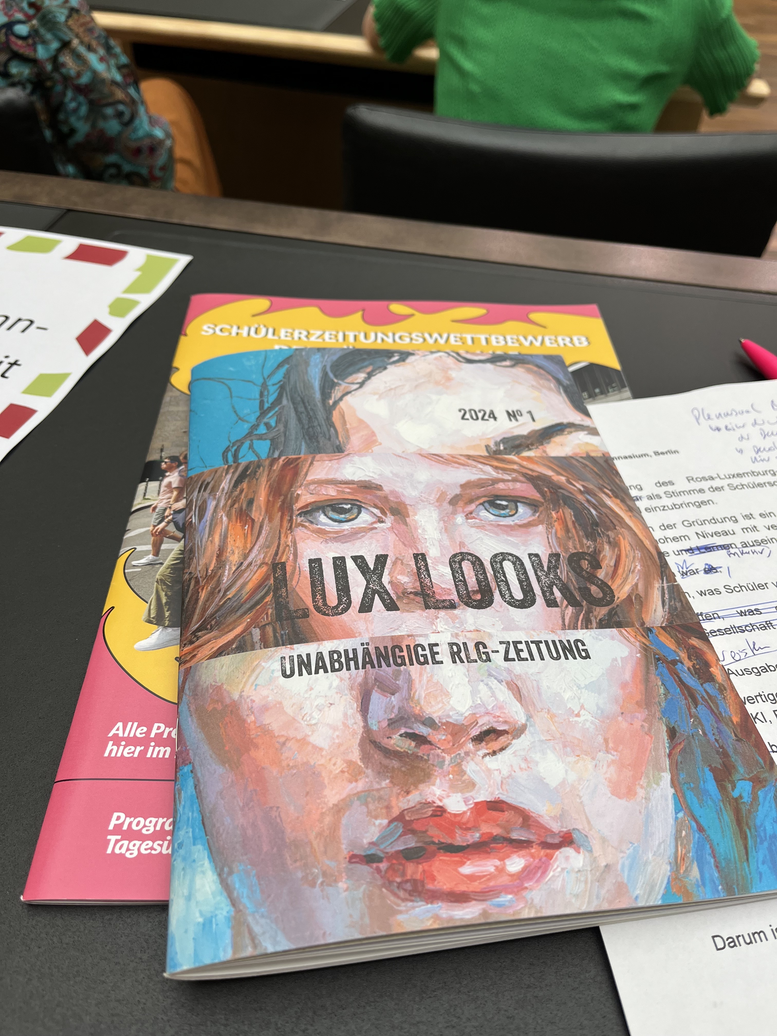 LUX LOOKS gewinnt den von der Friedrich-Naumann-Stiftung geförderten Sonderpreis für Partizipation und lebendige Demokratie. 