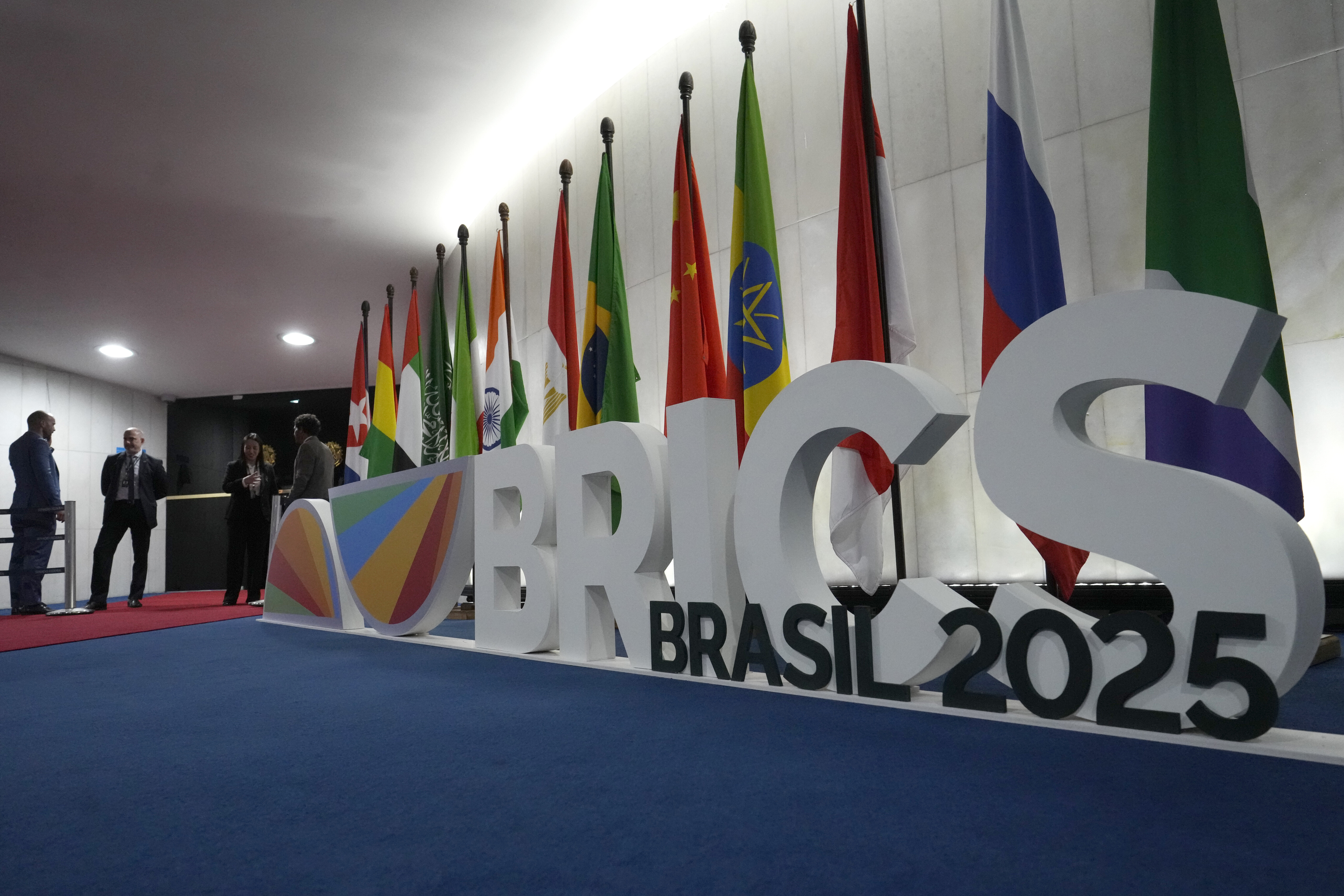 Ein Schild, das das 11. Parlamentarische BRICS-Forum ankündigt, steht am Eingang des Bundessenats in Brasilia, Brasilien