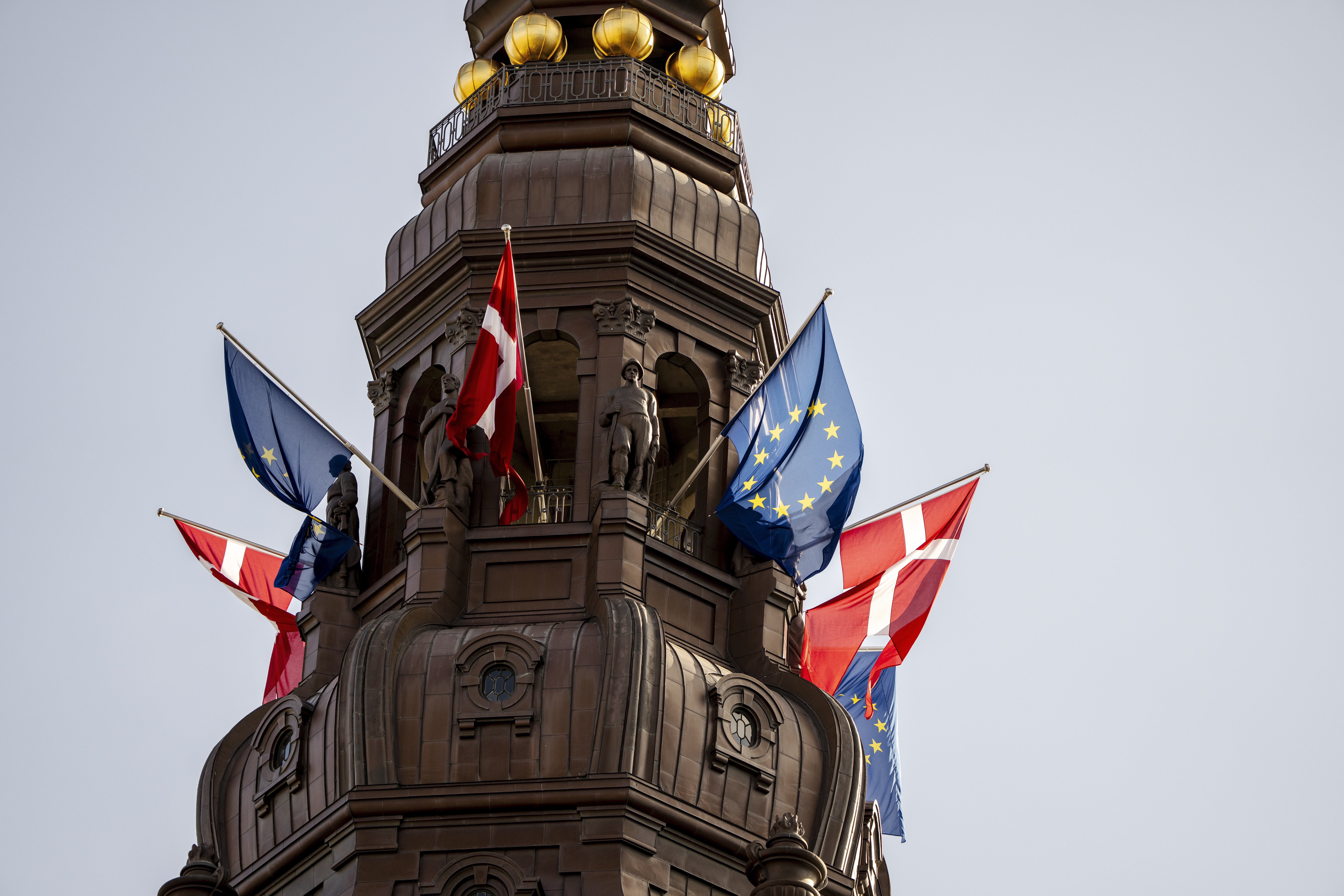 Dänische und EU-Flaggen am dänischen Parlament in Kopenhagen