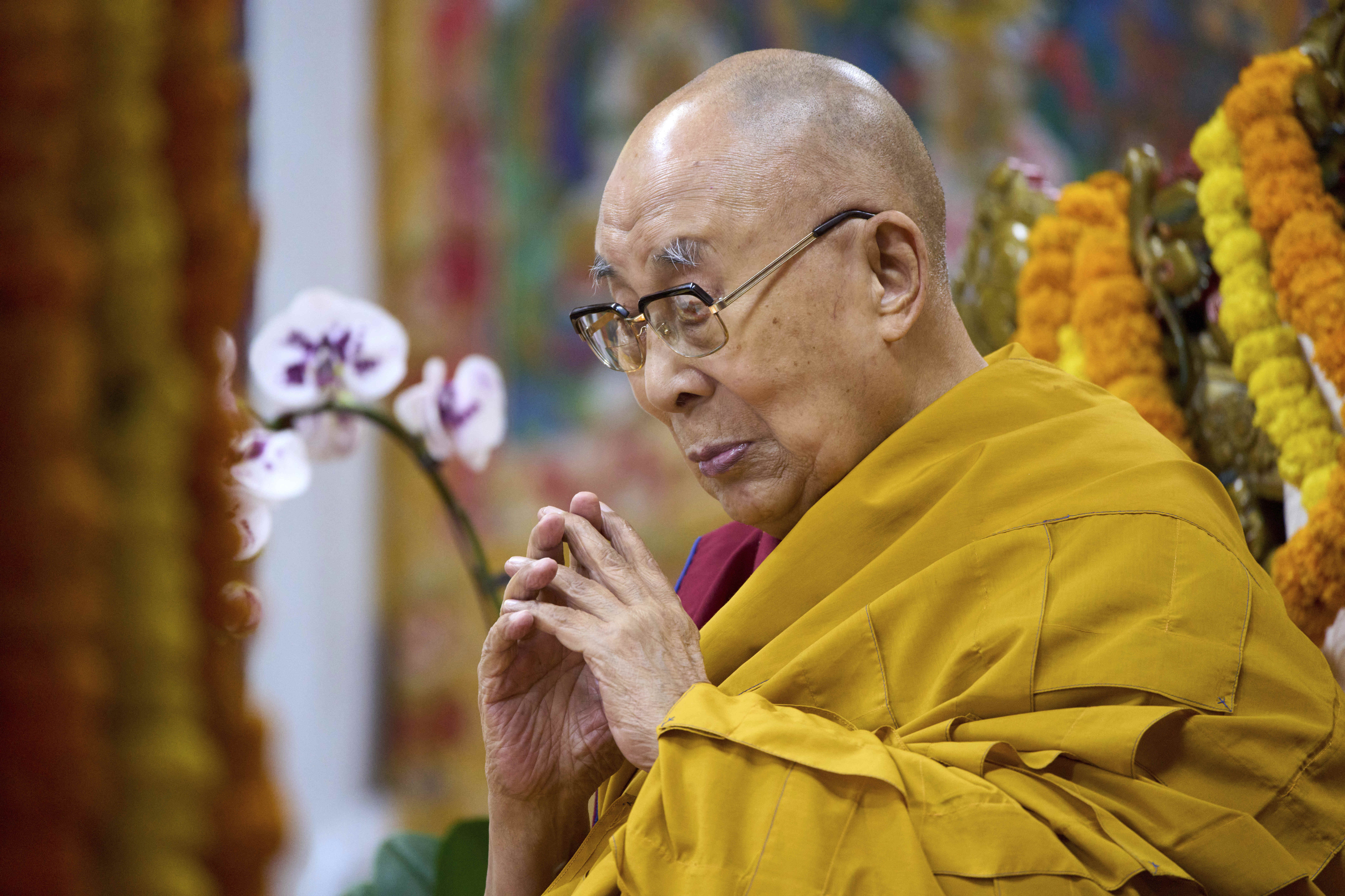 Das geistliche Oberhaupt Tibets, der Dalai Lama, betet während einer Veranstaltung, bei der Exiltibeter im Tsuglakhang-Tempel in Dharamshala, Indien, für sein langes Leben beten.