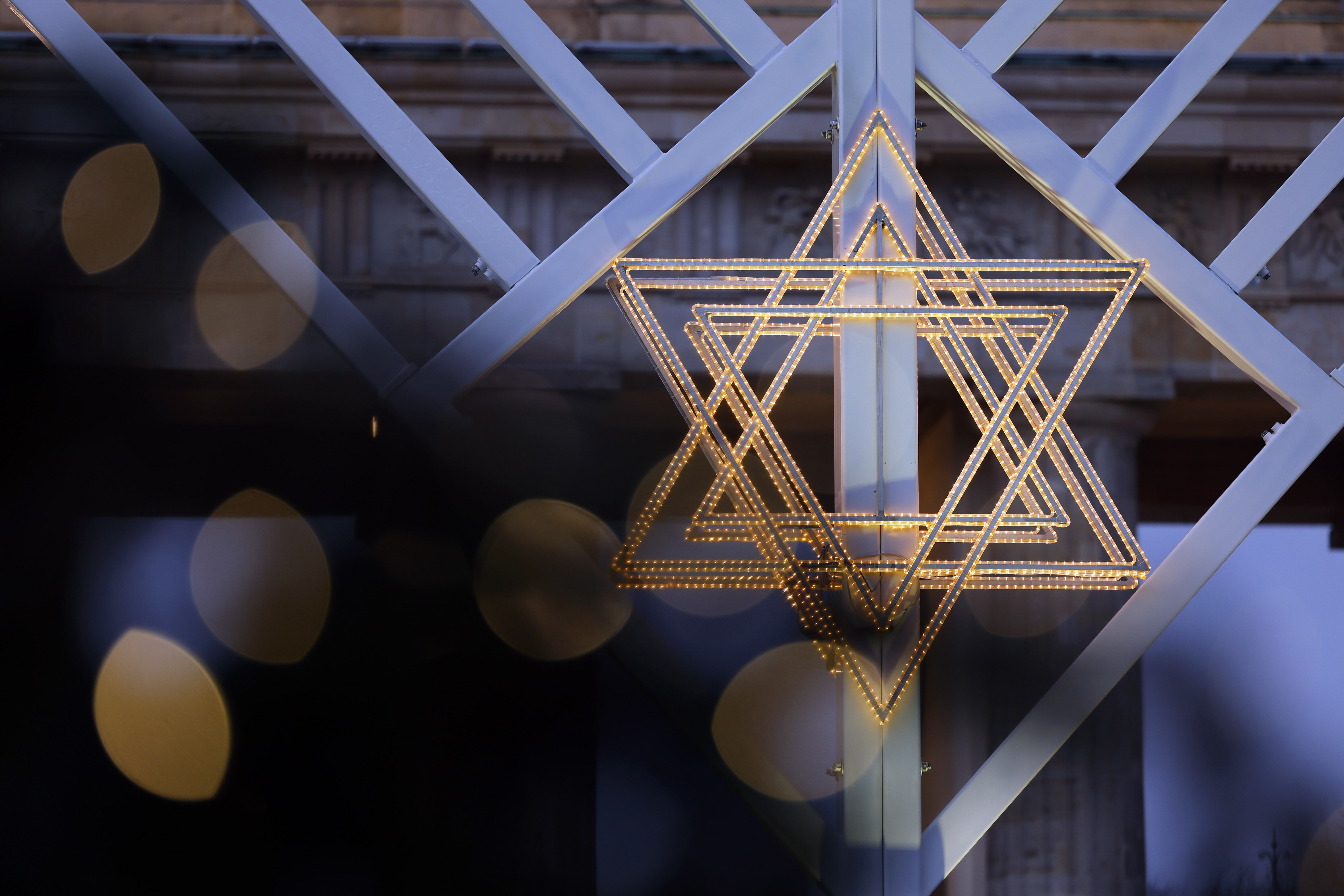 Vor 75 Jahren wurde der Zentralrat der Juden gegründet. Aus Hoffnung und Mut wuchs eine vielfältige Gemeinschaft, die heute als starke Stimme jüdisches Leben, Erinnerung und Zusammenhalt in Deutschland prägt.