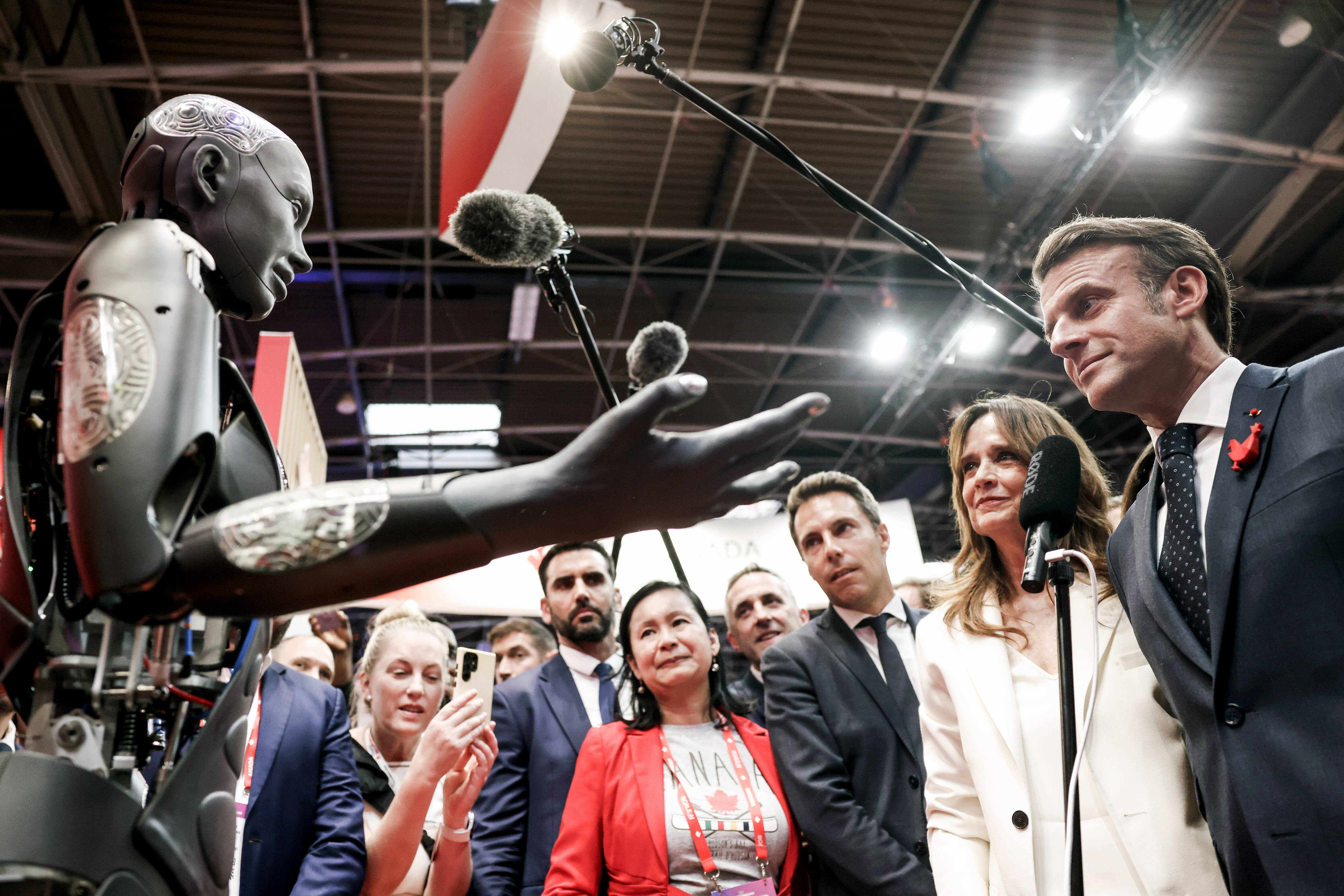 Der französische Staatspräsident Emmanuel Macron besucht die Messe für Technologie-Start-ups und Innovation VivaTech auf der Pariser Expo Porte de Versailles