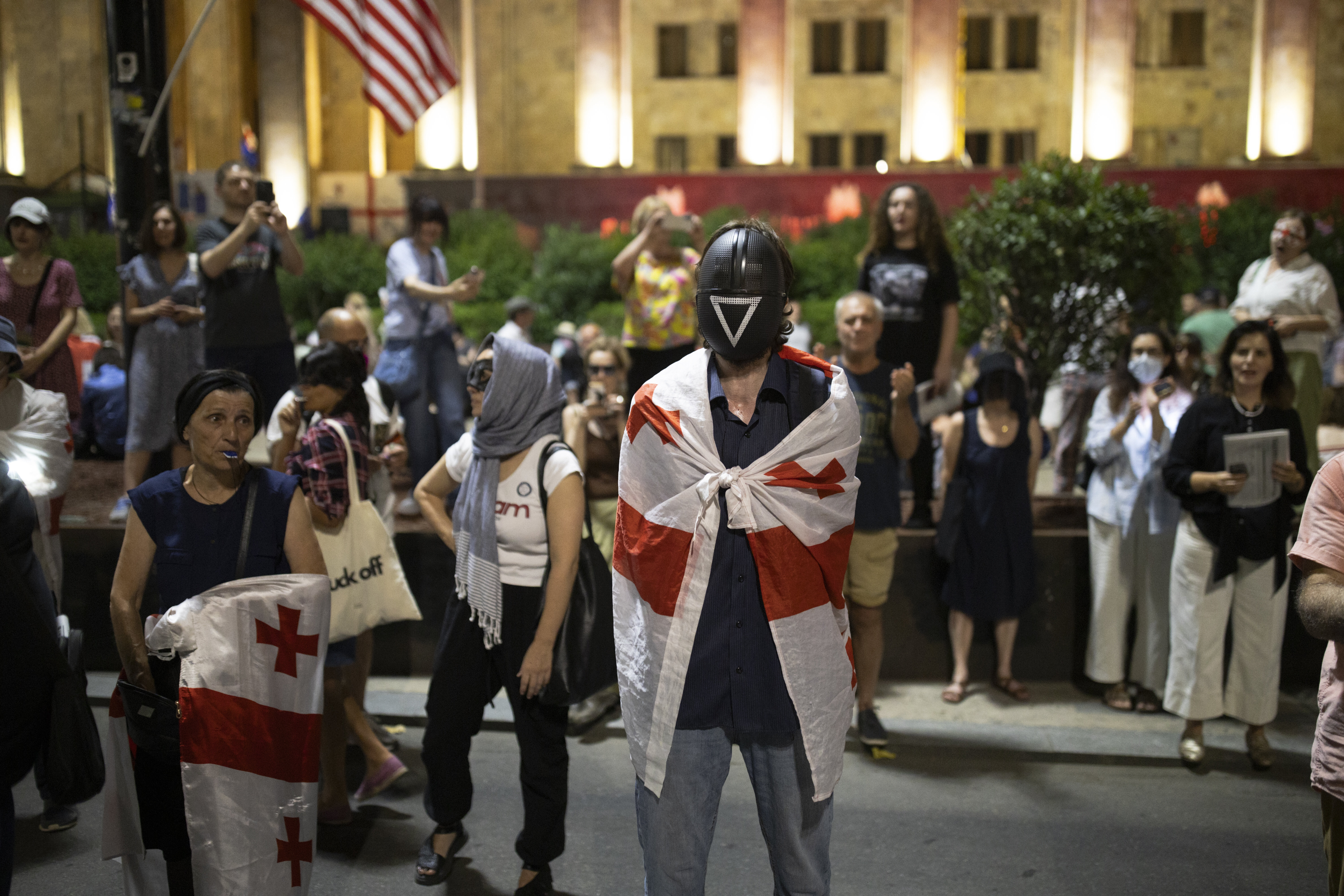 In Tiflis, Georgien, fordern Familienangehörige von politischen Gefangenen neue und faire Parlamentswahlen und die Freilassung der bei den Demonstrationen Inhaftierten.