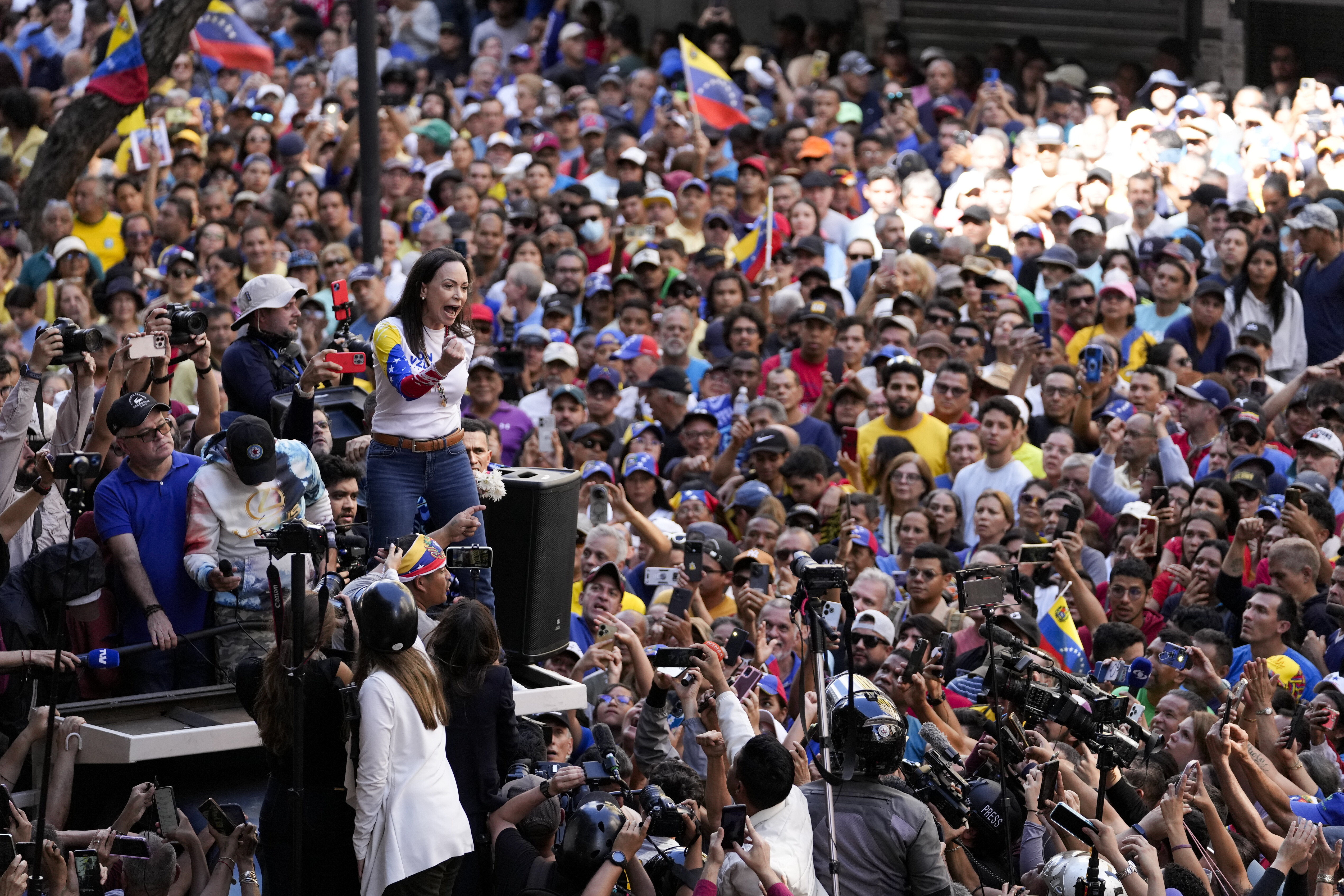 Oppositionsführerin Maria Corina Machado spricht während einer Protestkundgebung gegen den venezolanischen Präsidenten Nicolas Maduro zu ihren Anhängern.