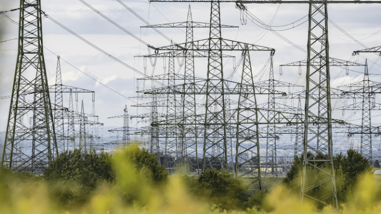 Hochspannungsleitungen und Gittermasten i