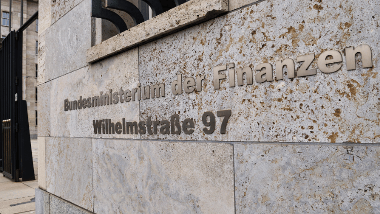Schriftzug an der Außenwand des Bundesministeriums der Finanzen in Berlin.
