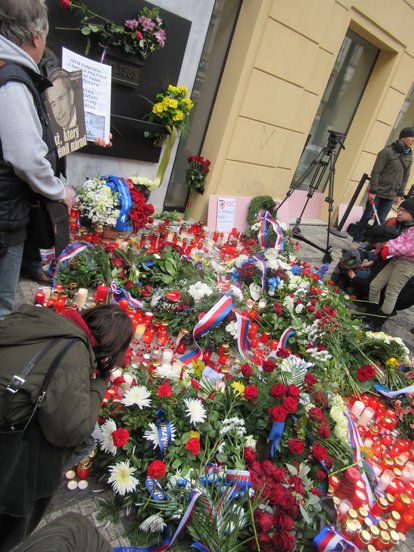 Blumenmeer an der Gedenktafel