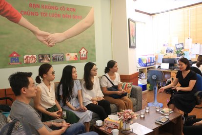 Wir sind im Beratungsraum und hören den Vertretern des Zentrums zu