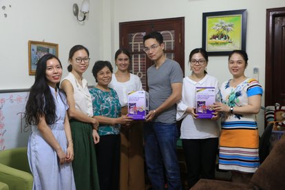 Wir übergeben den Frauen der Opfer kleine Geschenke