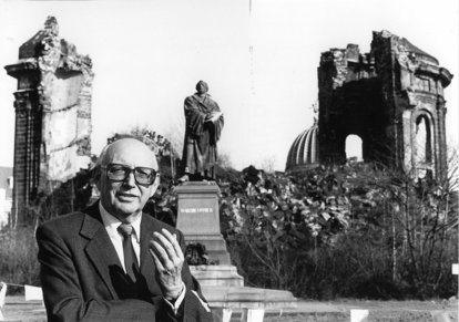 Wolfgang Mischnick vor der zerstörten Frauenkirche in Dresden, Februar 1990.