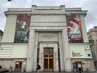 Poster der Ausstellung auf dem Gebauede des Puschkin-Museums