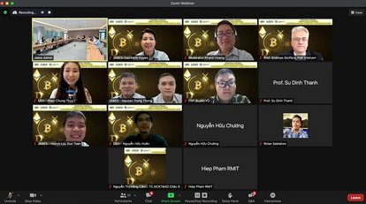 Conference organizers take commemorative photos with online attendees at Conference