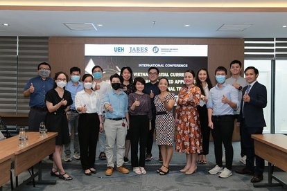 Conference organizers take commemorative photos with online attendees at Conference