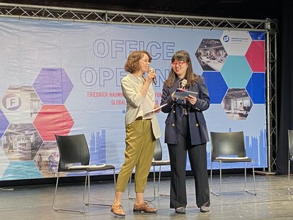 Die Moderatorinnen des Abends Mia Hallmanns und Ya-Wei Chou