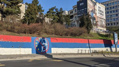 Auch EU- und NATO-feindliche Botschaften sieht man überall im Stadtbild.