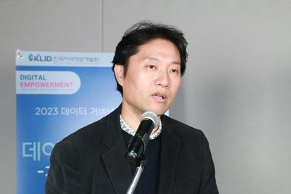 Prof. Nam is giving a presentation