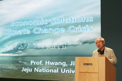 Prof. Hwang is giving a presentation